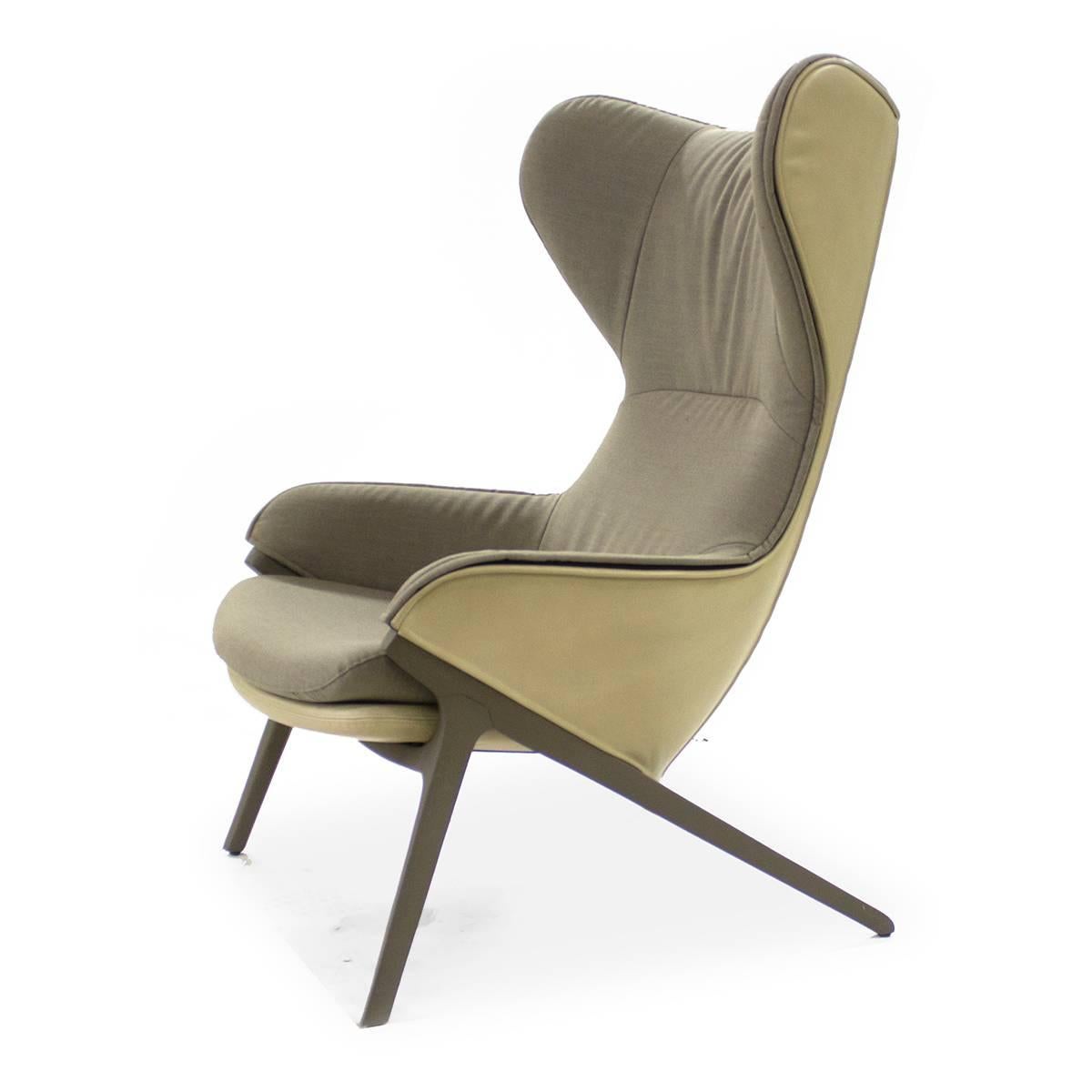 Armchair with shell in foam with an iron frame and elastic seat straps. Removable fabric or leather upholstery through zips sewn into the upholstery; option of choosing different fabric and leather set combinations for the internal and external