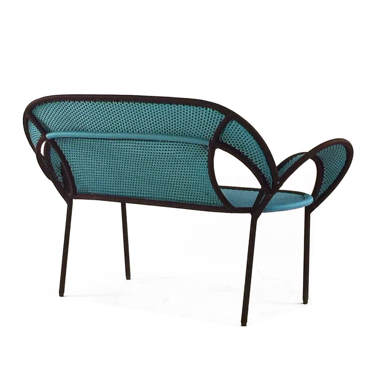 The shape of the chair and particularly the armrests, is inspired by the mating dance of male ostriches -Banjooli in the Wolof language- who stretch out their wings to show off their beauty to the female. Banjooli is part of M'Afrique, a range of