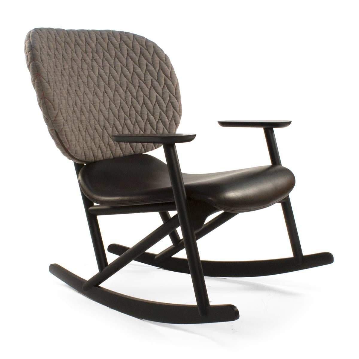 A chair which is both functional and decorative, which feels artisan-made but has a contemporary look. Klara has a frame straight from experimental design with an extremely precise form, where the armrests, freed from the backrest, are structurally