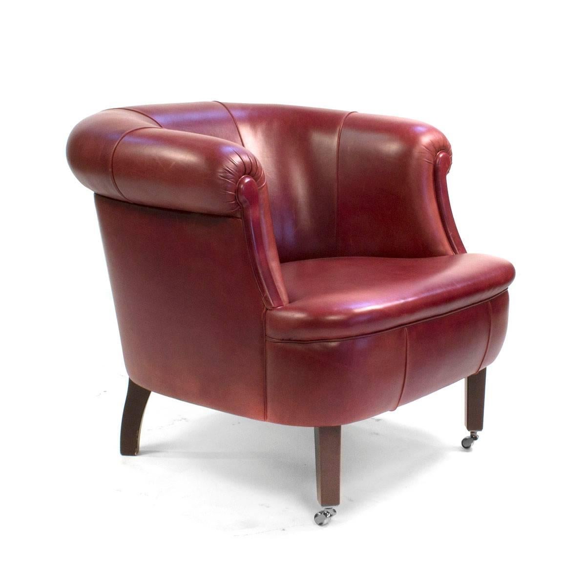 Lyra made its debut as a full leather article in Poltrona Frau's catalogue of 1934, as a variant of Lira, an earlier model (from 1916) that had a velvet cushion. The 1934 replica still sported a rounded seatback and finishing by means of a row of