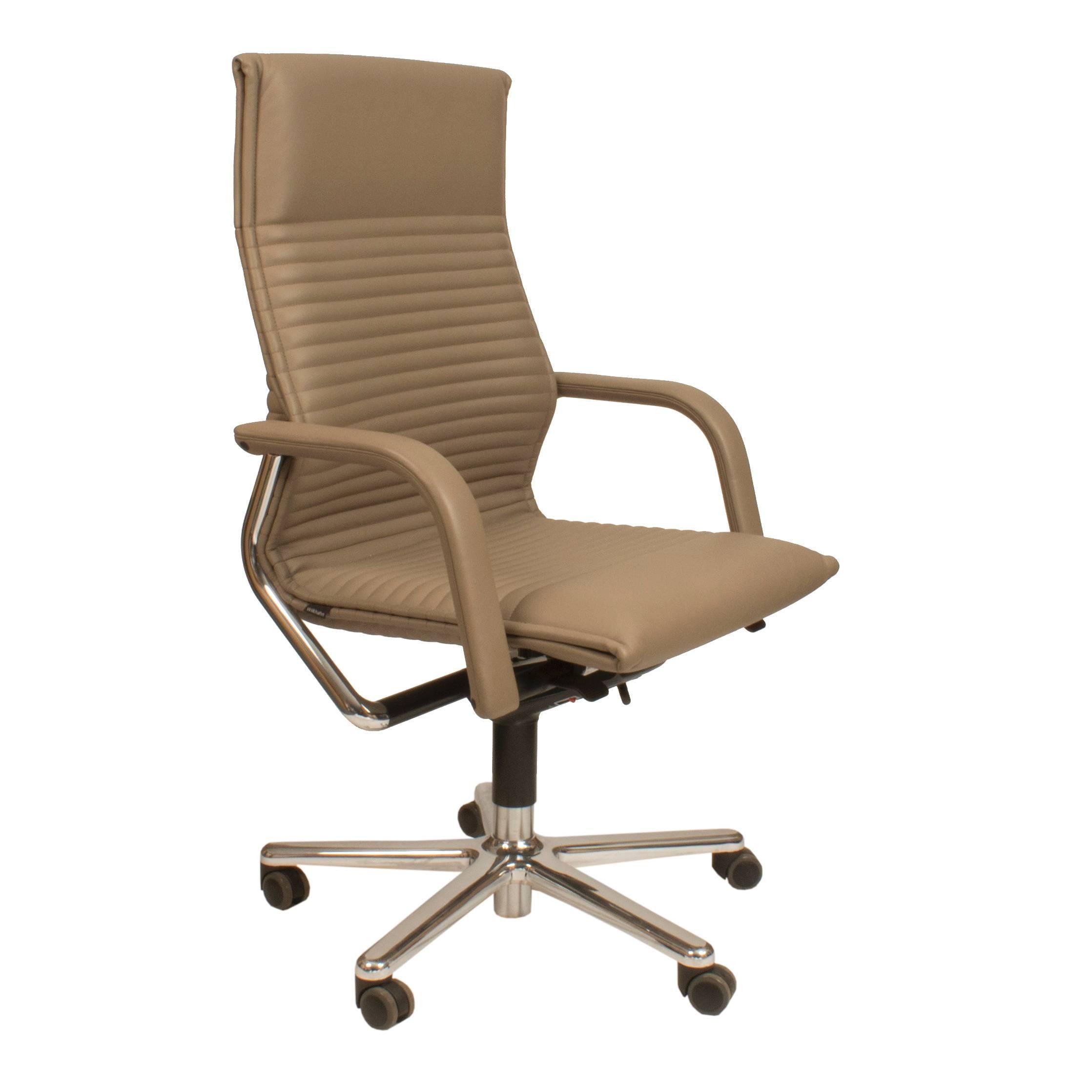Over 35 years ago two young designers at Wilkhahn recognized that sitting still cannot be healthy. Both of them wanted to give adults their natural mobility back. Following intensive studies, they developed the FS-Line, a chair that revolutionized