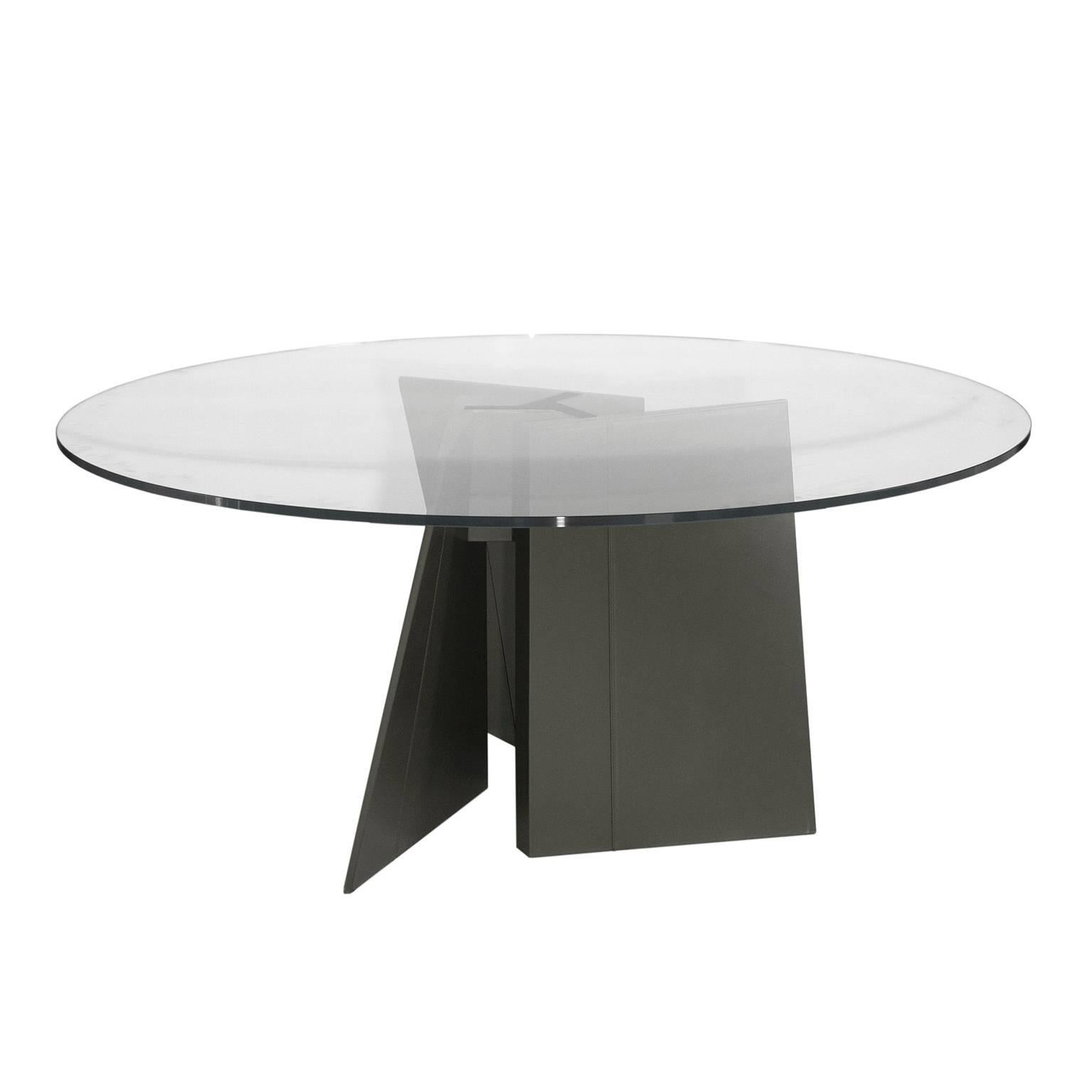 With a discreet and distinctive presence, it is a fulcrum of living and companionship. The top’s geometry is slightly irregular and features softened edges. 5534633.