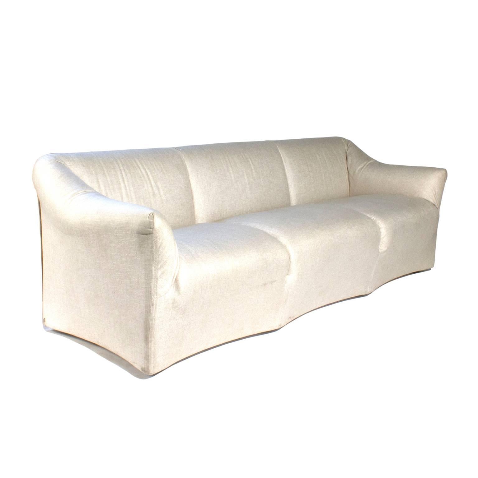 Sofas with steel frame on a wooden base. Black ABS feet. Polyurethane foam and polyester padding. Available in fabric upholstery, completely removable, fixed to the frame by means of Velcro strips. 685 22.