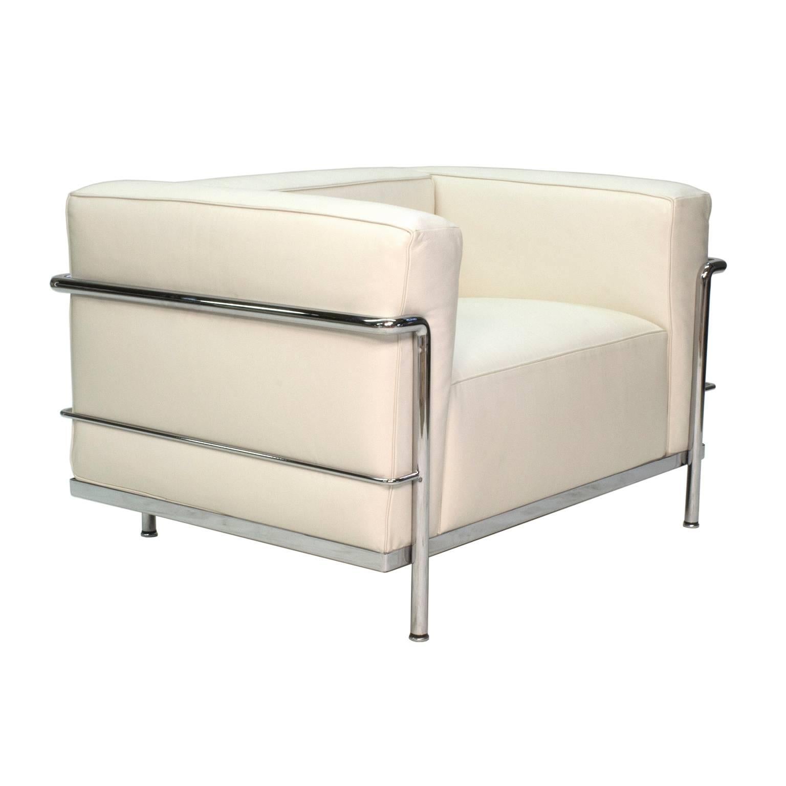 Four cushions, free of connections, are held within a lacquered or chrome-plated steeltube cage making up the primary support of the object. 003 10.
