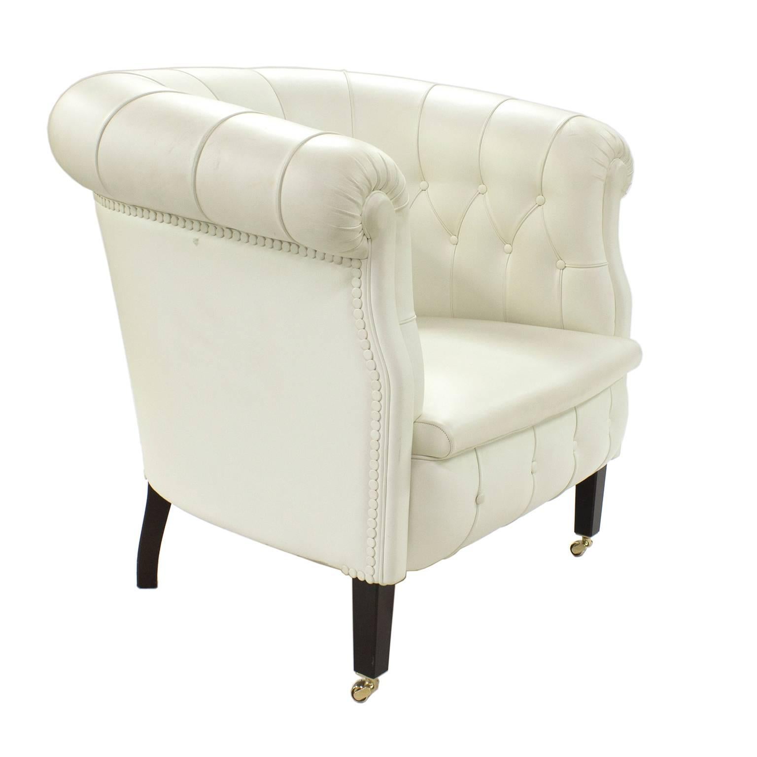 Fumoir reproposes the stylish living room furnishings, exemplified by models 118 and 518, that appeared in Poltrona Frau's catalogue of the Twenties. It is inspired by the low-back dished armchair of the 18th century, especially suited for the