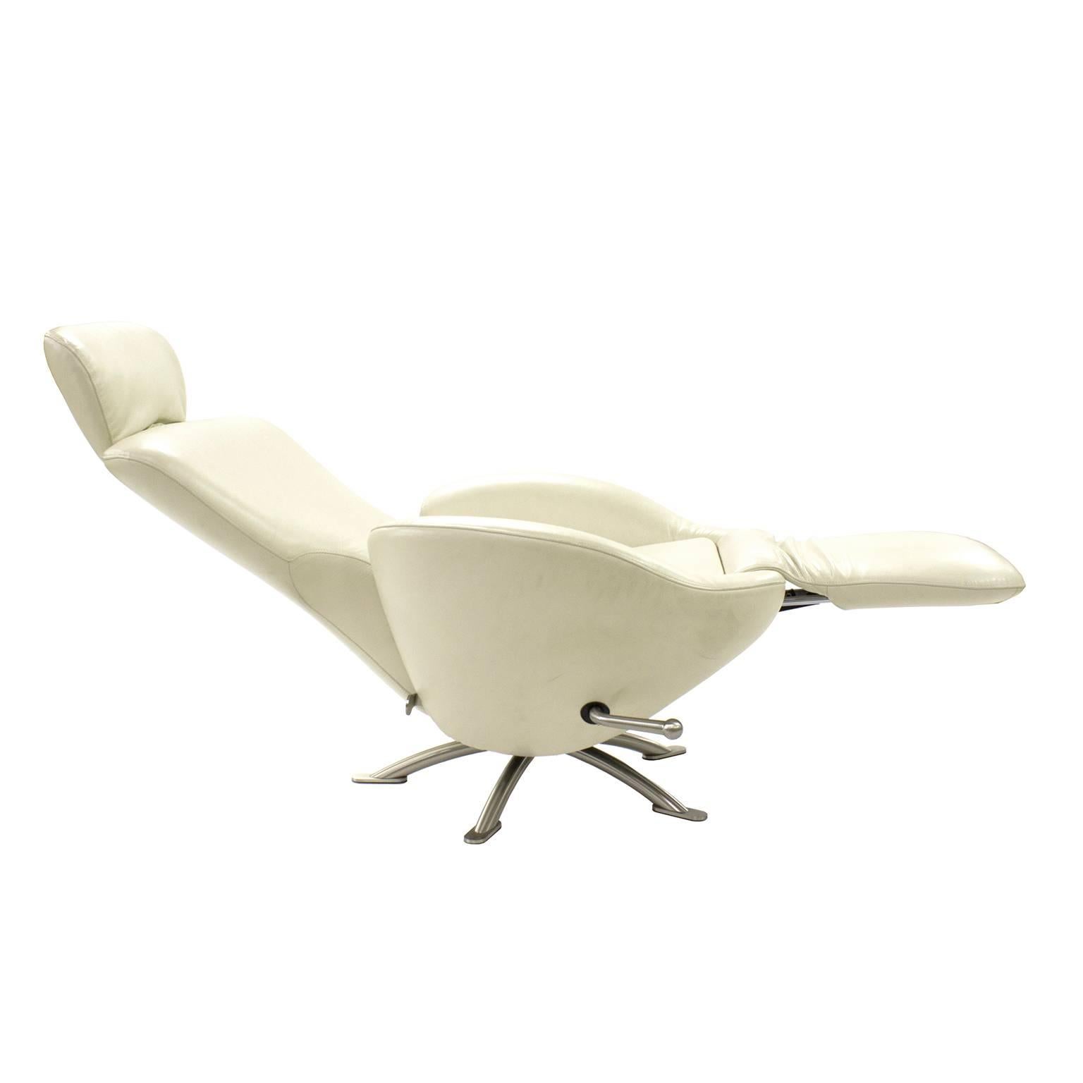 Italian White Leather Dodo Armchair Recliner by Toshiyuki Kita for Cassina, Italy For Sale
