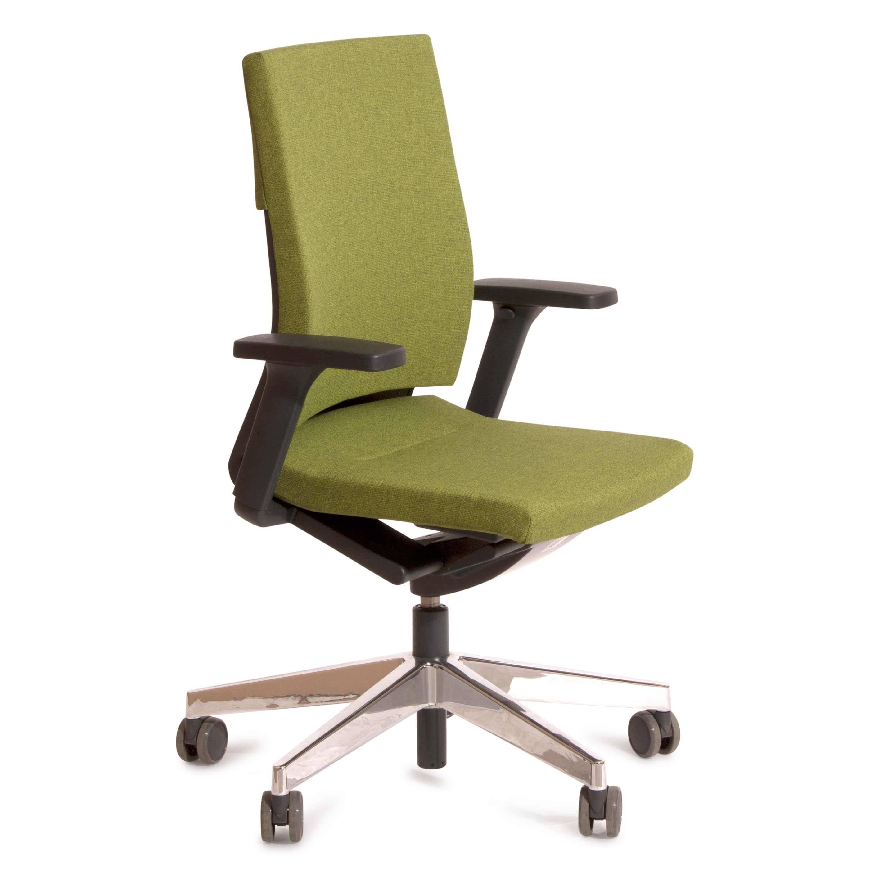 It’s not just the comfort, but also the design of Neos office chair that’s a welcome feature. The clear contours of the back and swivel arm appear seamless. The smooth aluminium casing of the synchro-adjustment mechanism conveys superb quality and