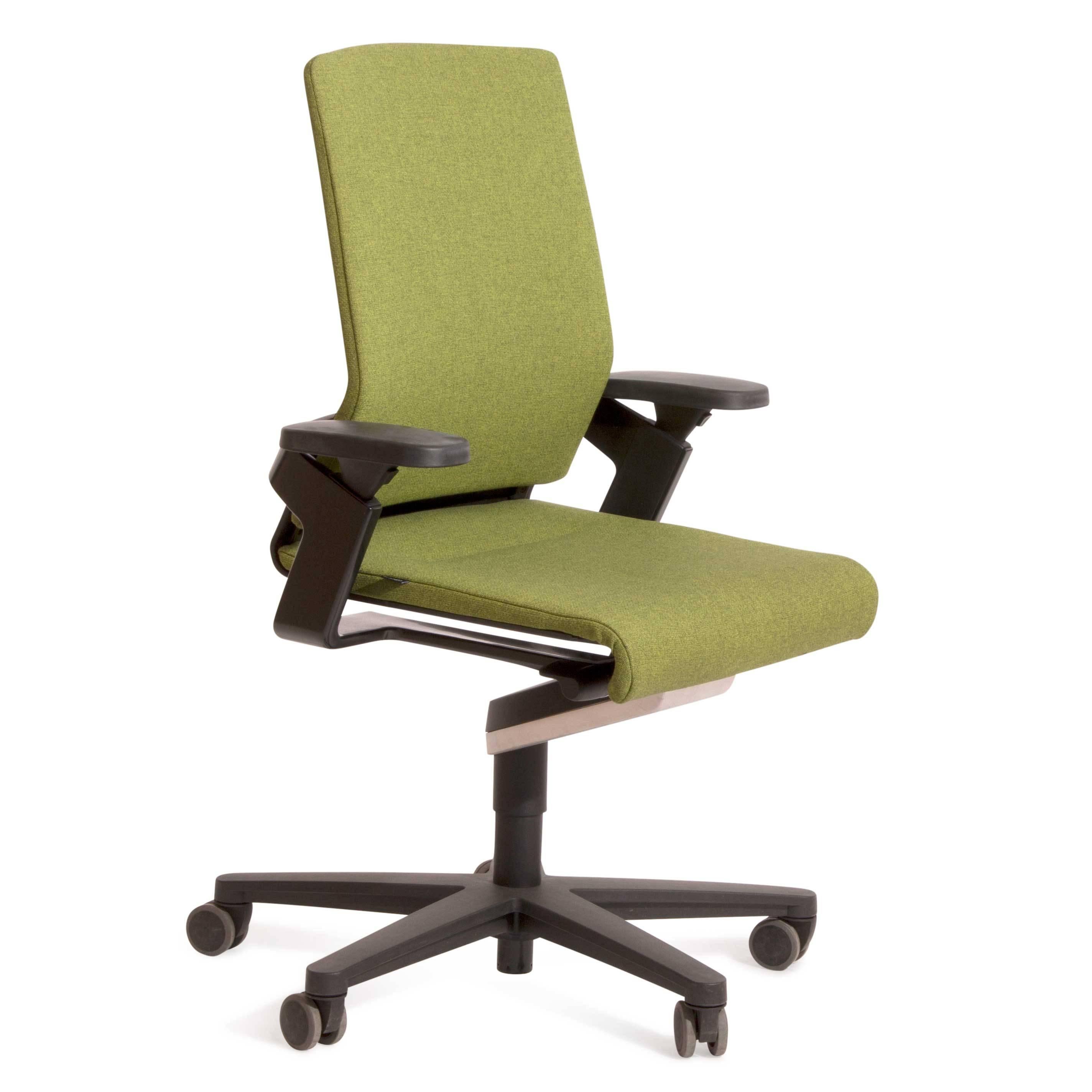 Are you still sitting still? Then it’s time to switch to the ergonomic office chair ON®. Because it was the world’s first office chair with Trimension® technology – encouraging natural posture and enabling three-dimensional movement. It is good for