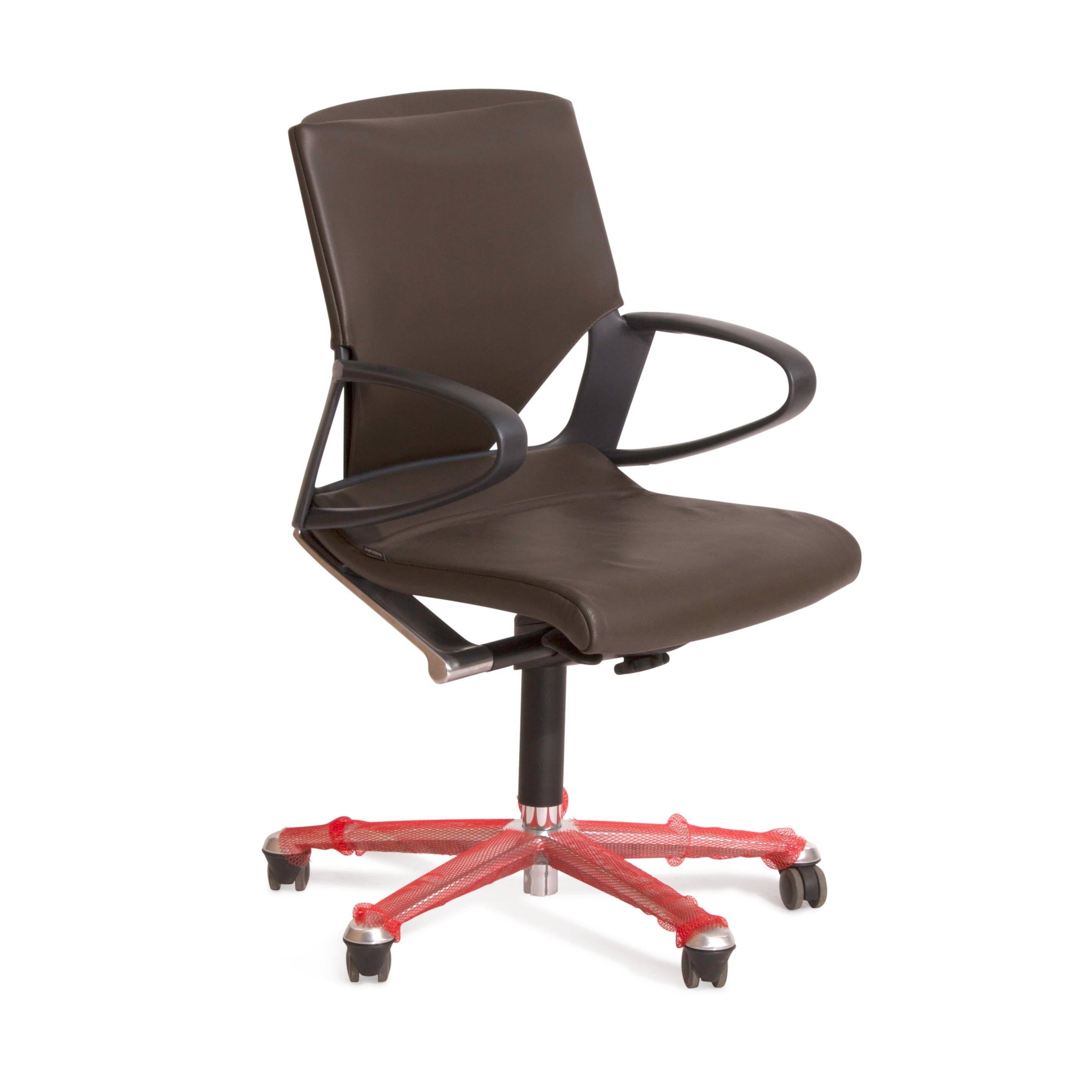 An innovative look. Suitably prestigious. Excellent comfort. What area says more about corporate culture than executive offices? Which is why prestige and constant values enjoy high priority in this case. The Modus Medium range offers a wider seat