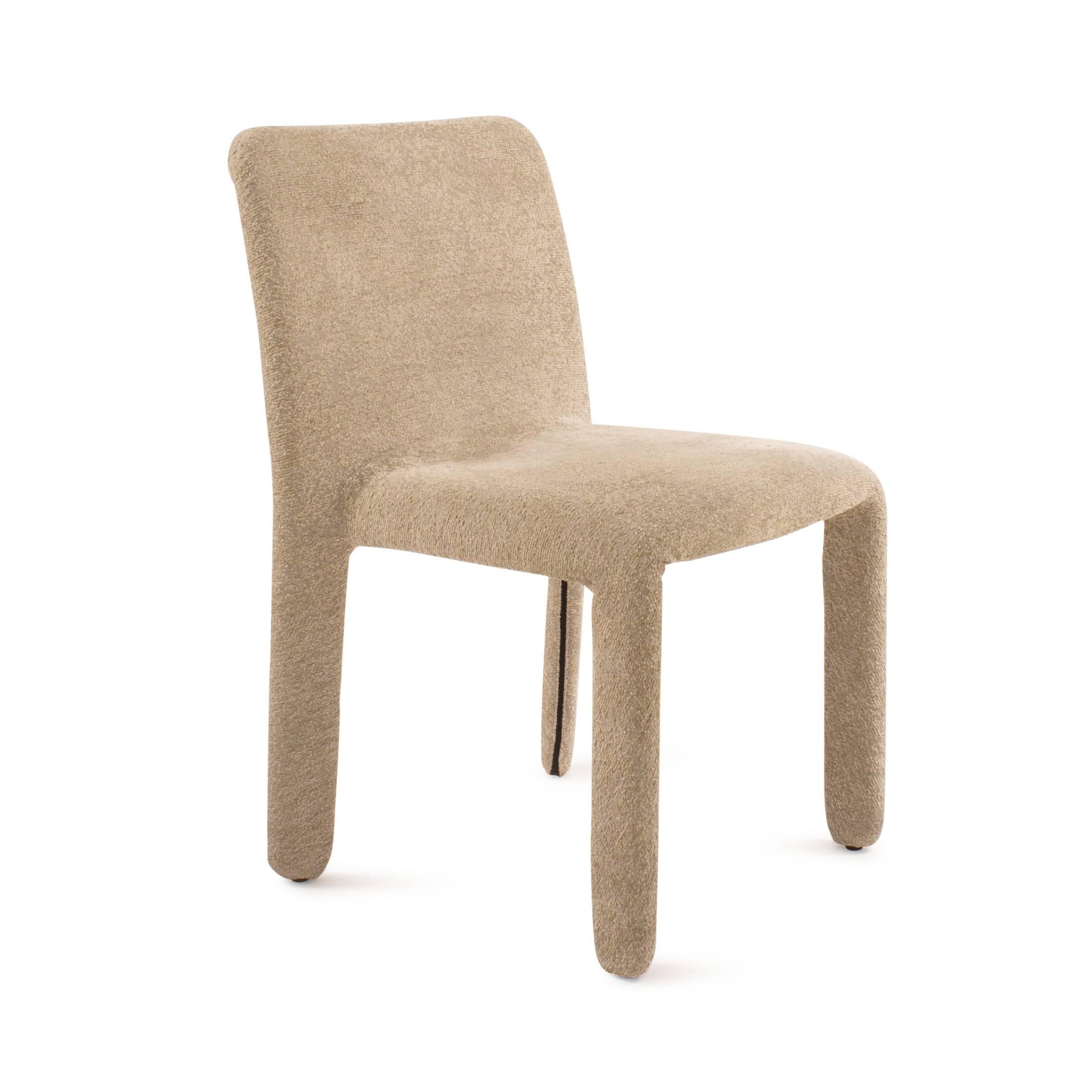 Glove-UP is the evolution of a rigorous design theme, featuring sinuous, moulded and softly linked lines. A balance of forms which, from the fluid line of the backrest, flows into the lightness of the legs.
