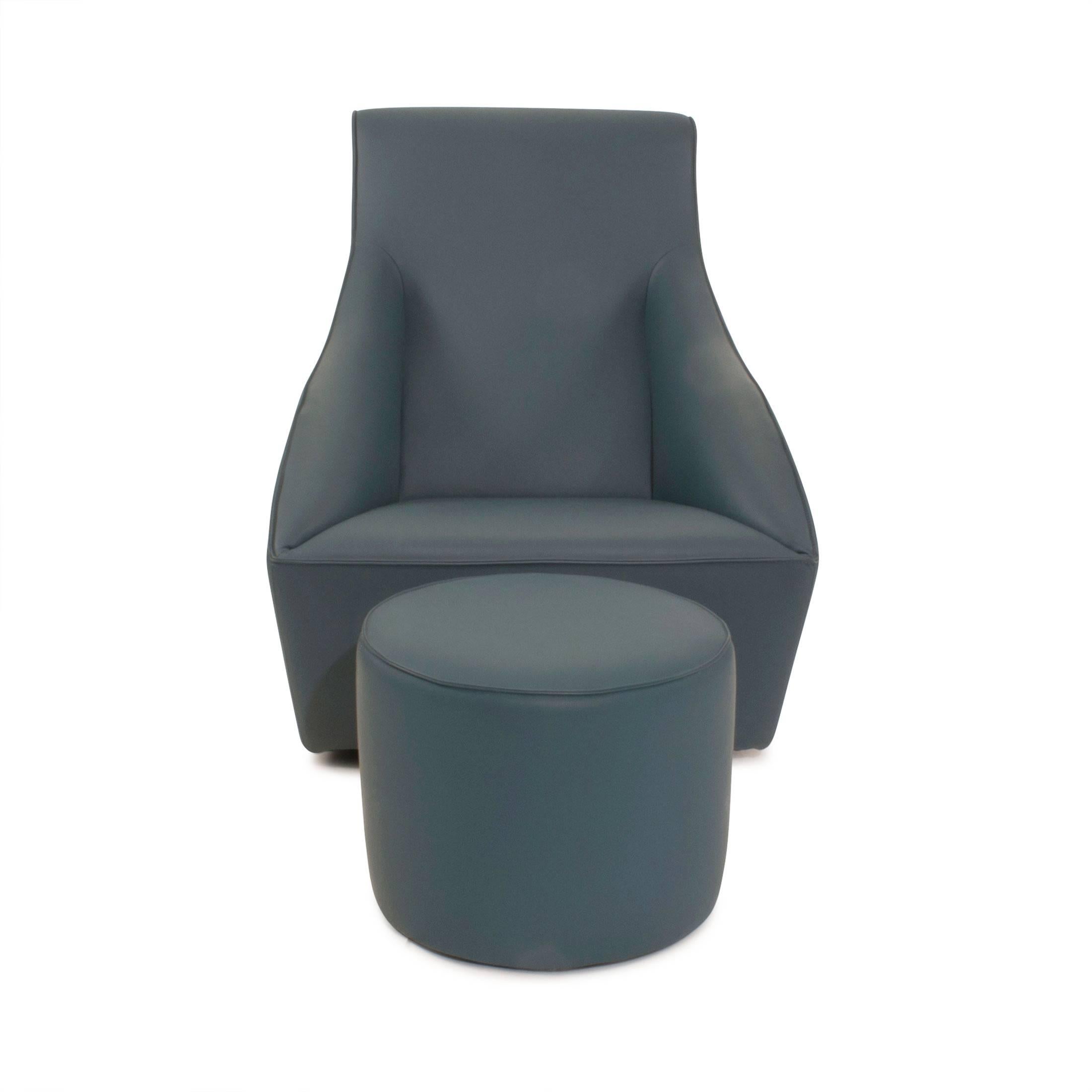 Doda, an interpretation of the Classic bergère in contemporary style. A welcoming armchair with maximum comfort, which stands out for its measured proportions between thicknesses and the meetings of straight and curved lines. With Doda is the pouf