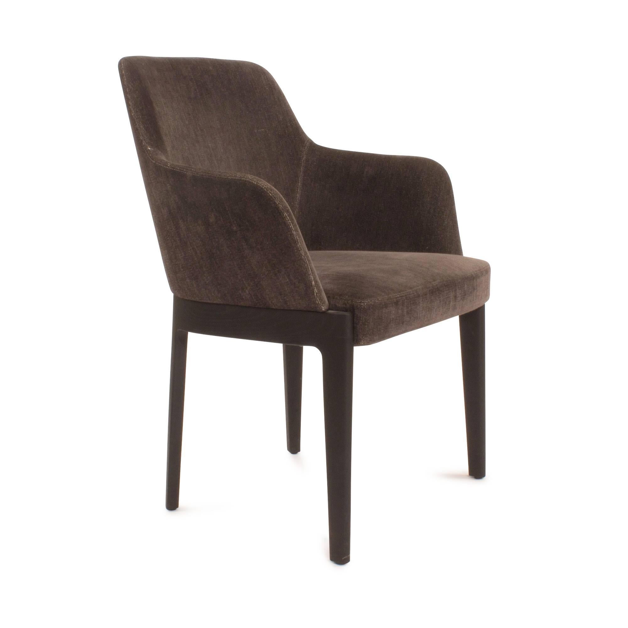 The Chelsea chair summarizes the essence of contemporary design and the memory of tradition. It is an ideal tendency towards the future which brings with it the knowledge. Chelsea is a series of chairs in varied styles, particularly well-suited to