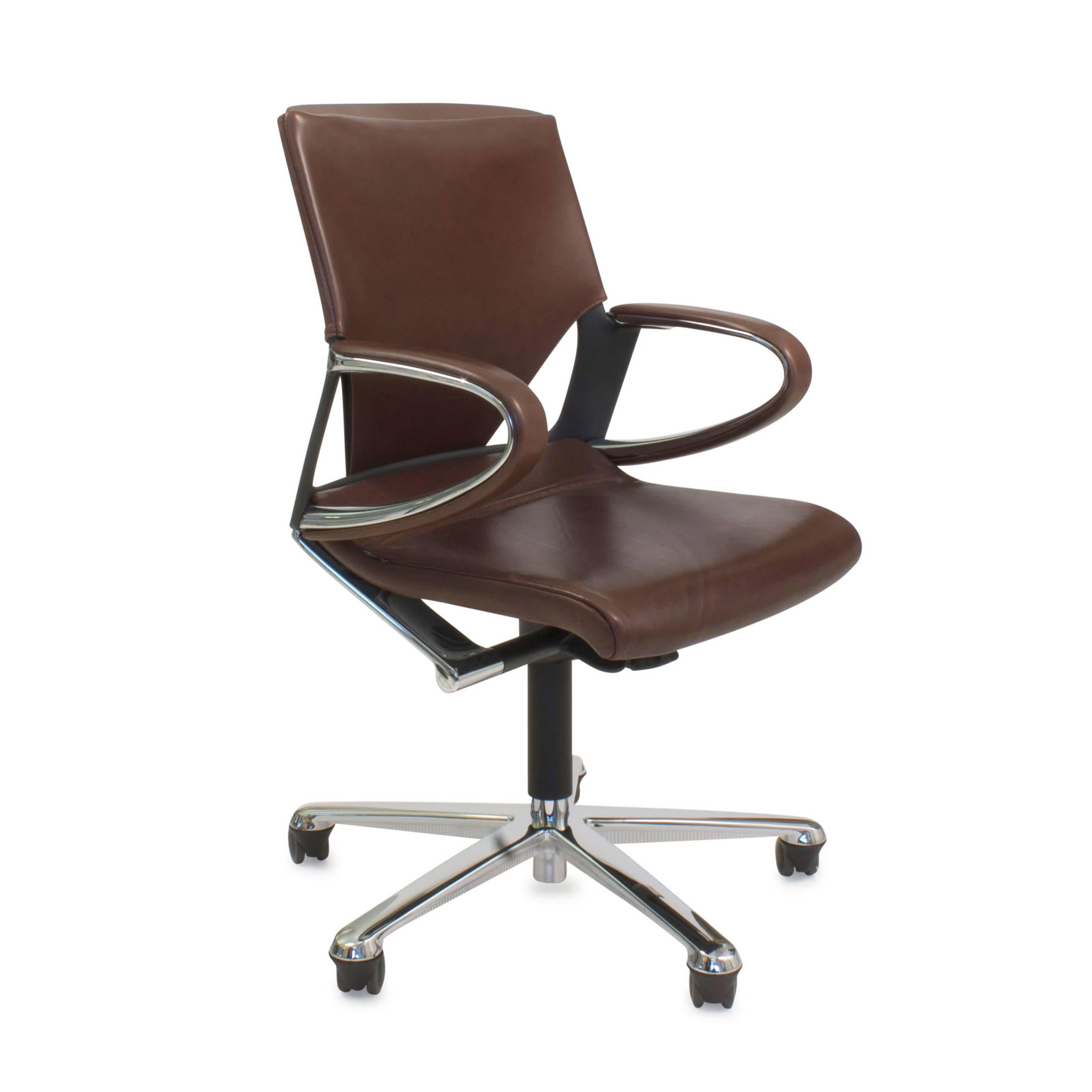 An innovative look. Suitably prestigious. Excellent comfort. What area says more about corporate culture than executive offices? Which is why prestige and constant values enjoy high priority in this case? The Modus medium range offers a wider seat
