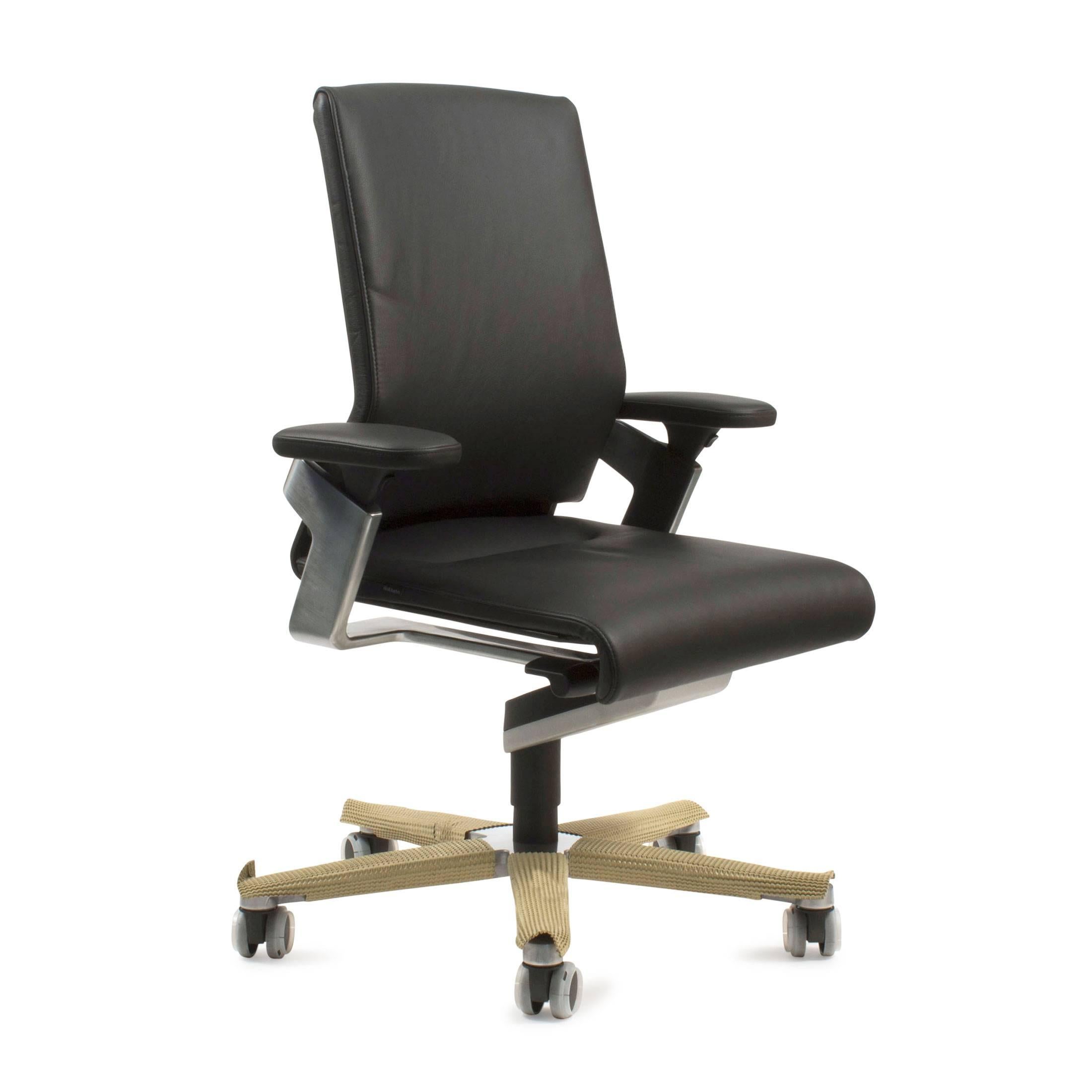 Are you still sitting still? Then it’s time to switch to the ergonomic office chair ON®. Because it was the world’s first office chair with Trimension® technology encouraging natural posture and enabling three-dimensional movement. It is good for