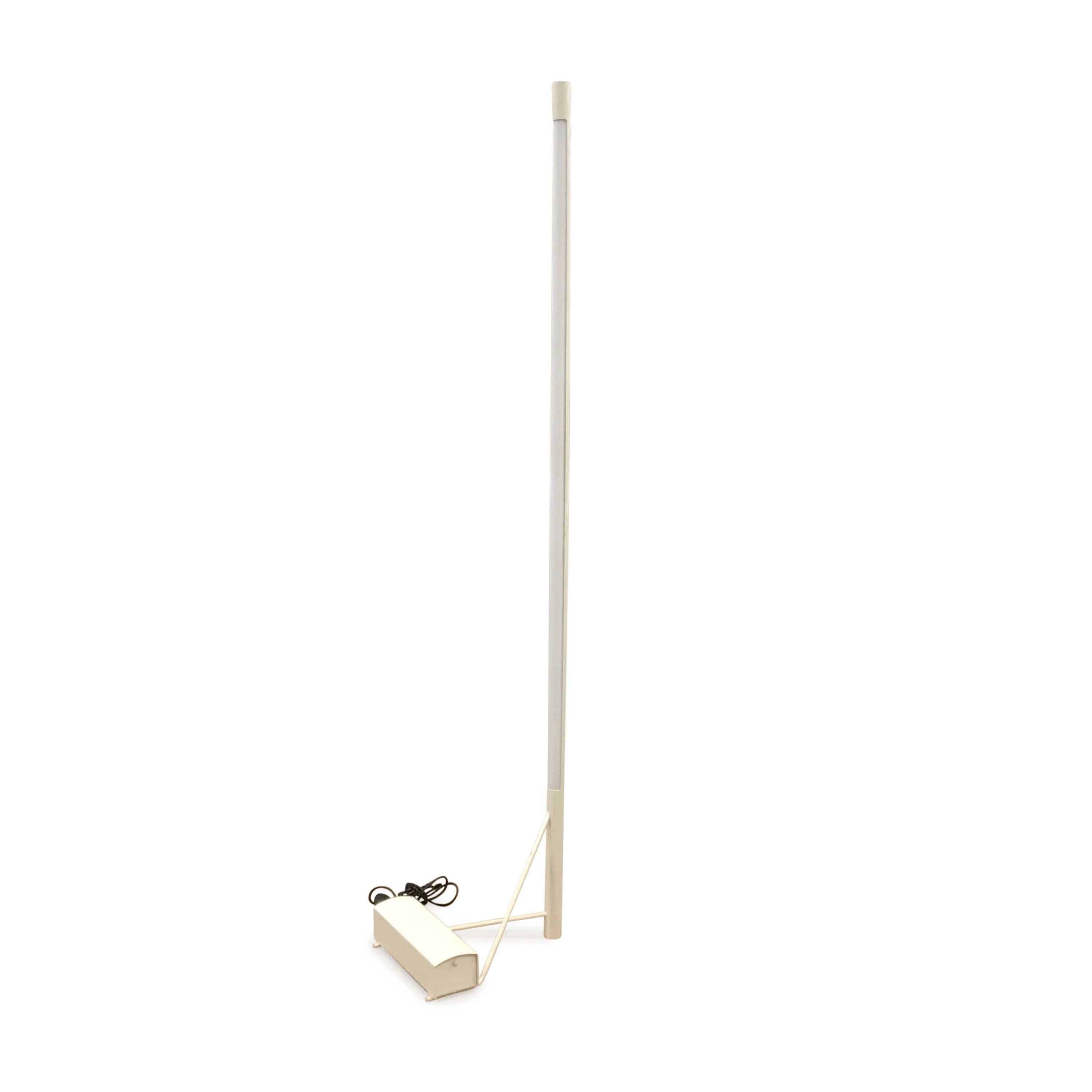 The renowned designer Gino Sarfatti created this ahead-of-its-time piece in 1954 and for more than 60 years its minimalistic Silhouette has complemented even the most modern homes and offices worldwide. The light source for this smart floor lamp is