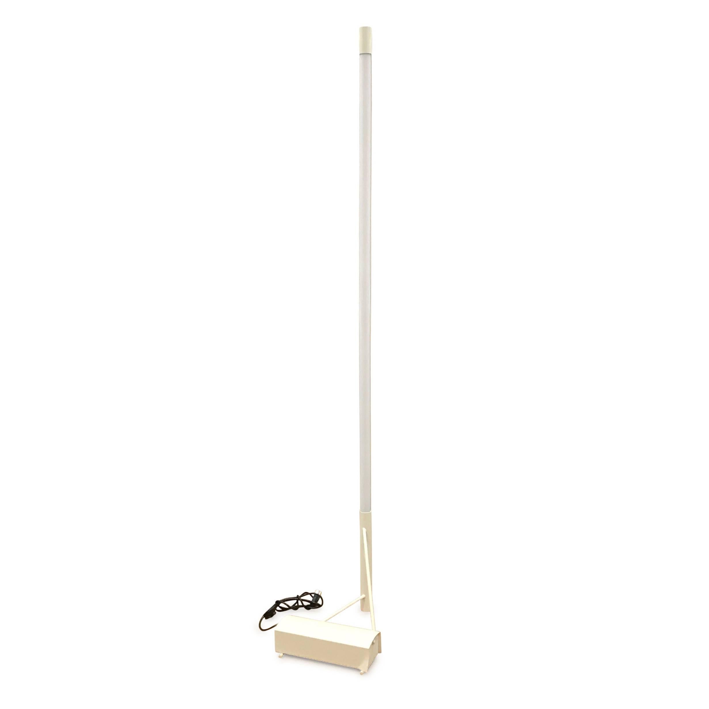 The renowned designer Gino Sarfatti created this ahead-of-its-time piece in 1954, and for more than 60 years its minimalistic Silhouette has complemented even the most modern homes and offices worldwide. The light source for this smart floor lamp is