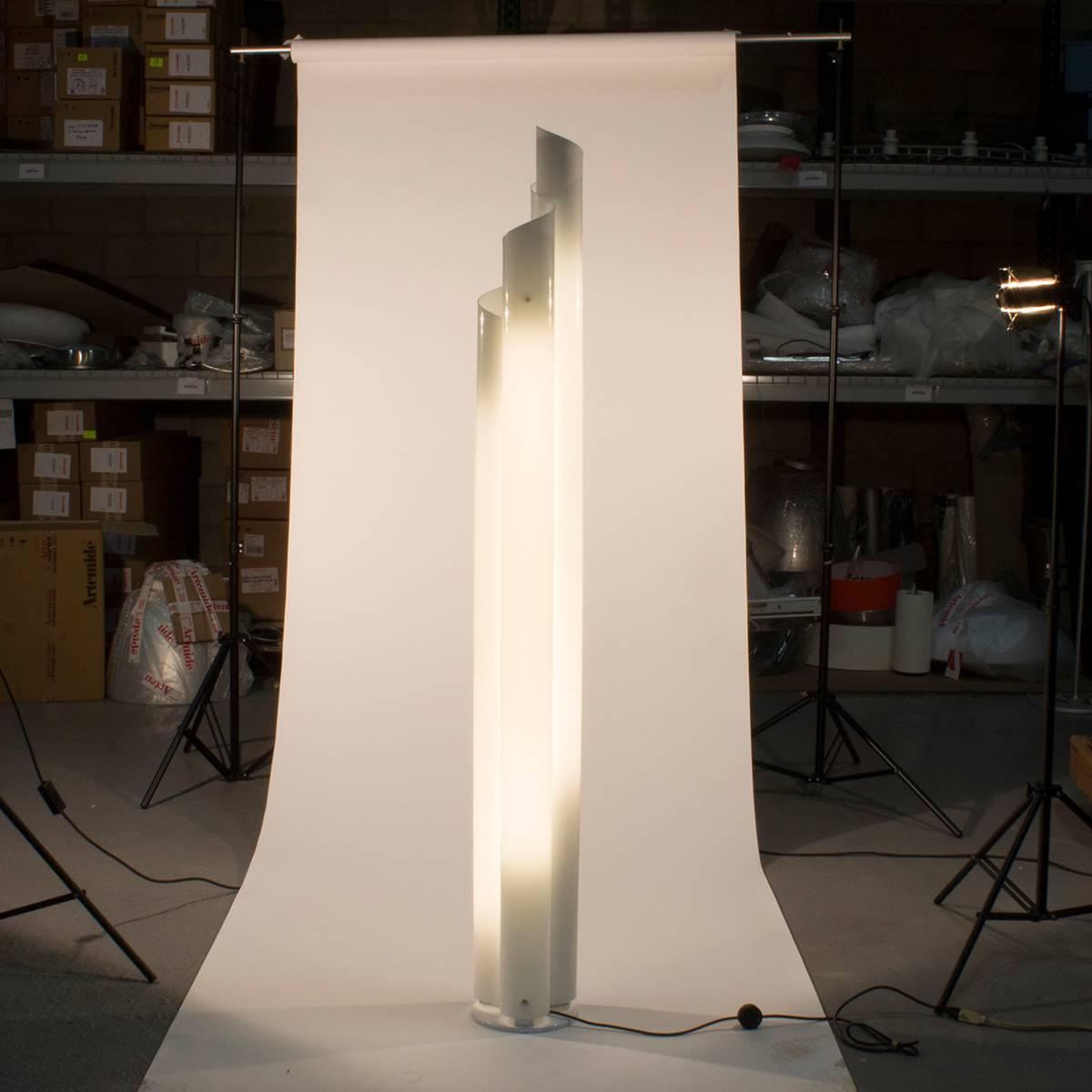 The Artemide chimera floor lamp is a beautiful light piece that offers diffused fluorescent illumination. This column-shaped light piece has a painted metal body along with a heat-curved, opal methacrylate diffuser. The modern floor lamp also
