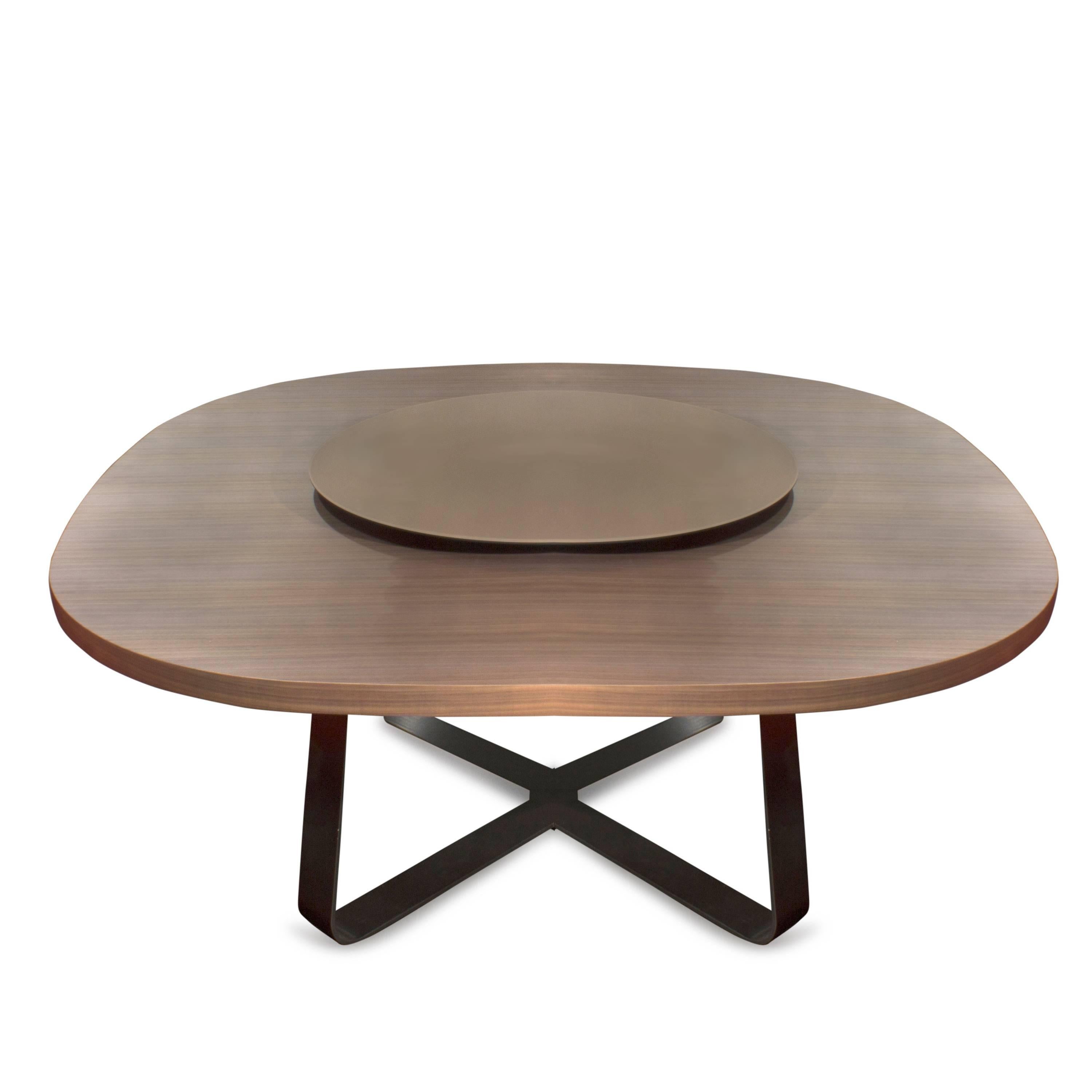 The Lazy Suzy modern table by Former, designed by Sung Sook Kim in 2015, gives a modern twist to sizable traditional tables designed for large receptions. The distinctive feature of this design object is its revolving tray placed on the central axis