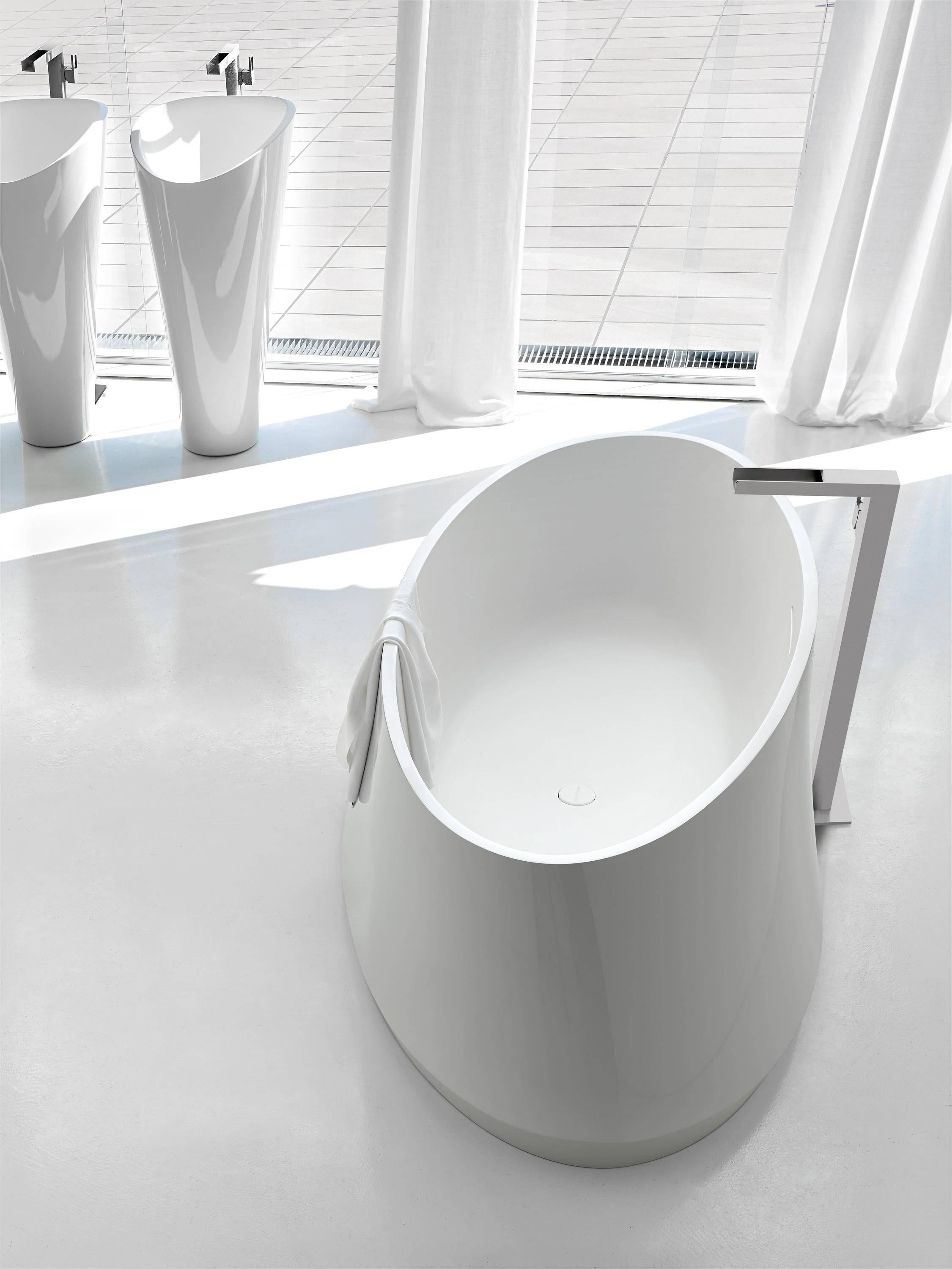 Modern Freestanding Forma Bathtub Tub by Andrea Andretta for Toscoquattro, Italy In Good Condition For Sale In Brooklyn, NY