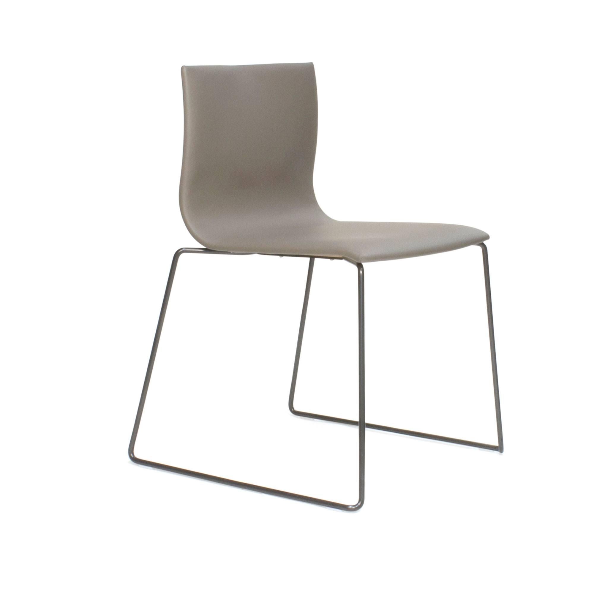 The blow dining chair features a formal design, resulting from a combination between the chair seat in wood and the metal structure. The result of this combination is a formal design, curvy and soft, which accommodate perfectly modern and elegant