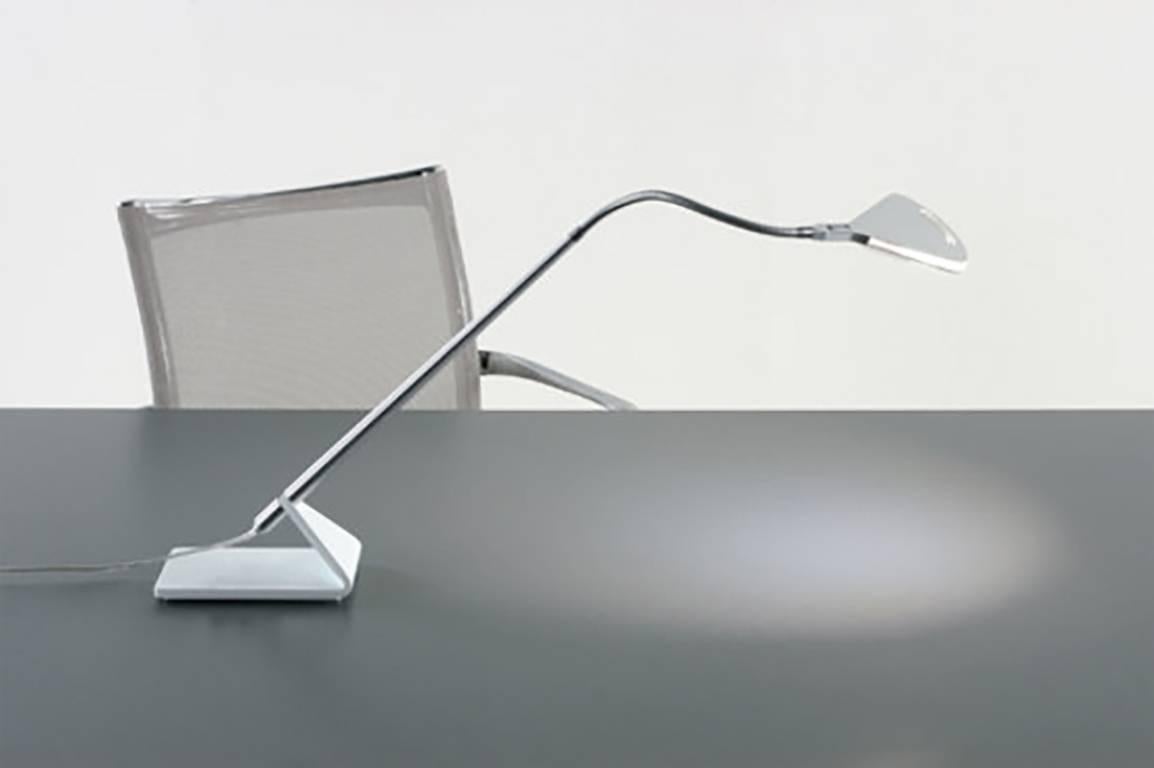 A sophisticated reading lamp with a lightweight frame that uses the new LED chip on board technology. A series of multicolor diodes produce an intense, warm and pleasing lighting with very low consumption (only 5W) and an average duration of some