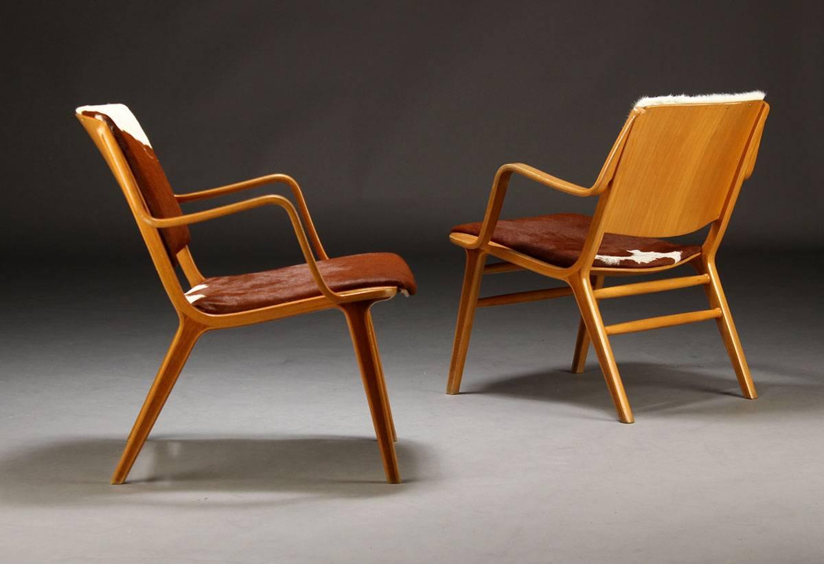 A pair of beautiful armchair by the talented designer and architect Peter Hvidt, wood and foal leather, sensual design by his shape and feeling. That Danish pair is very comfortable and doesen't need much space with means it's very convenient for a