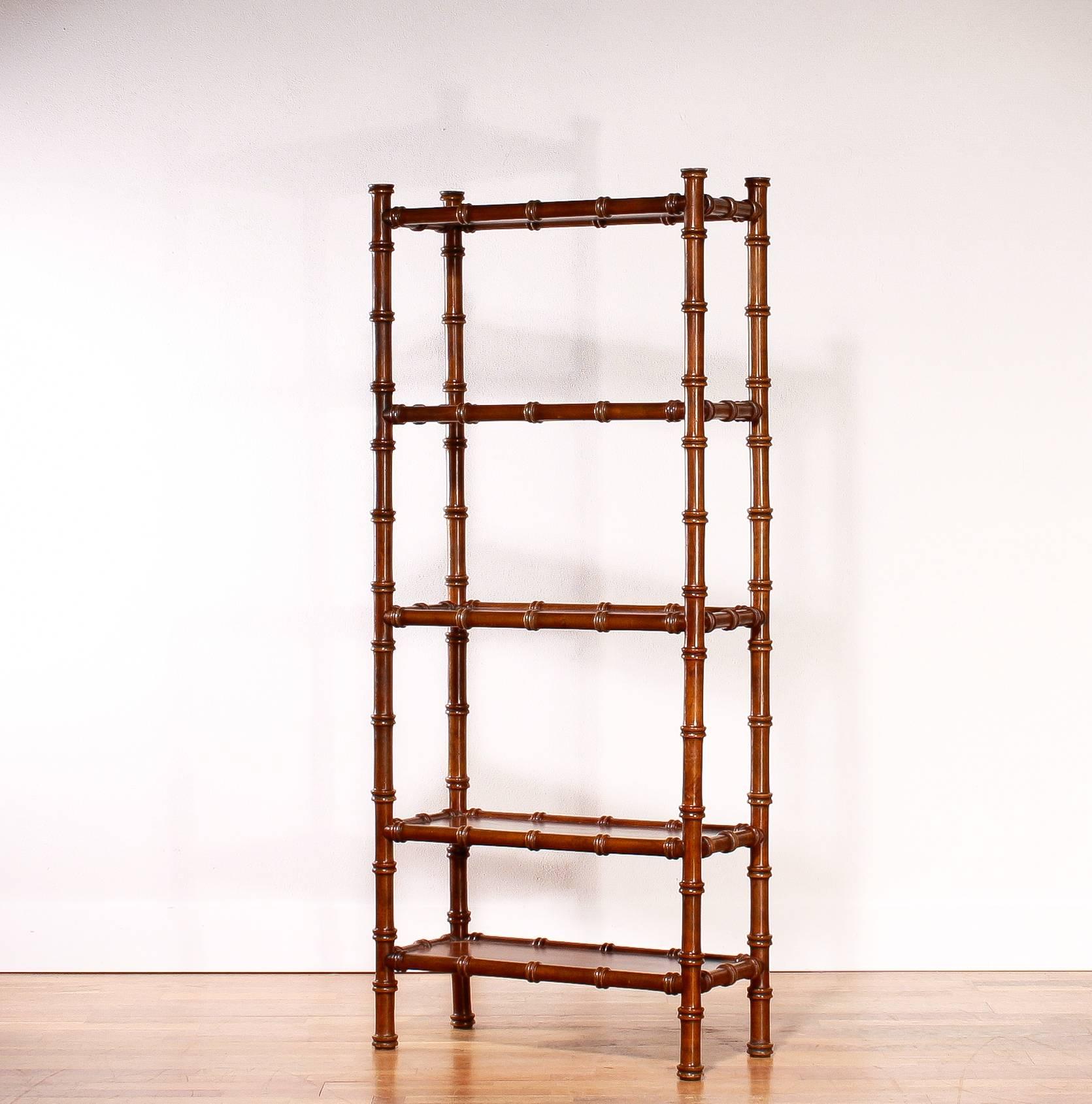 Beautiful bookcase in bamboo style.

Five bookshelfs.

Period ’1970.

The dimensions are 160 height. 70 wide and 30 deep.