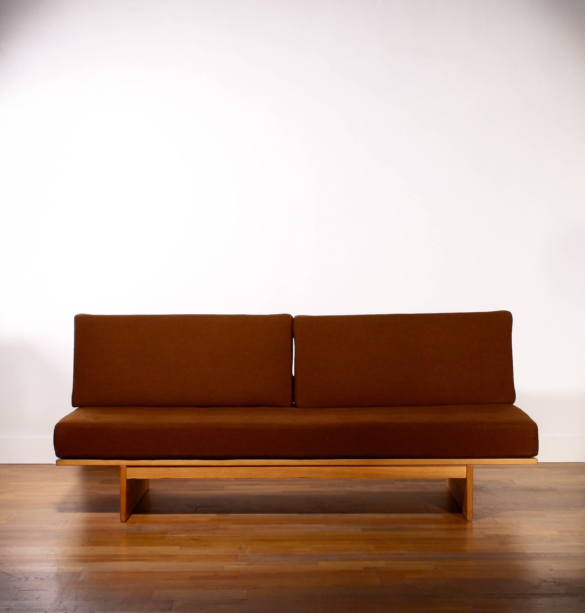 In absolute top condition sleeper/daybed in oak and dark brown wool.

The oak wooden frame and the dark brown wool upholstery are in excellent condition.

Designed by Bra Bohag.

Manufactured by Dux.

Design period 1960-1969.

The