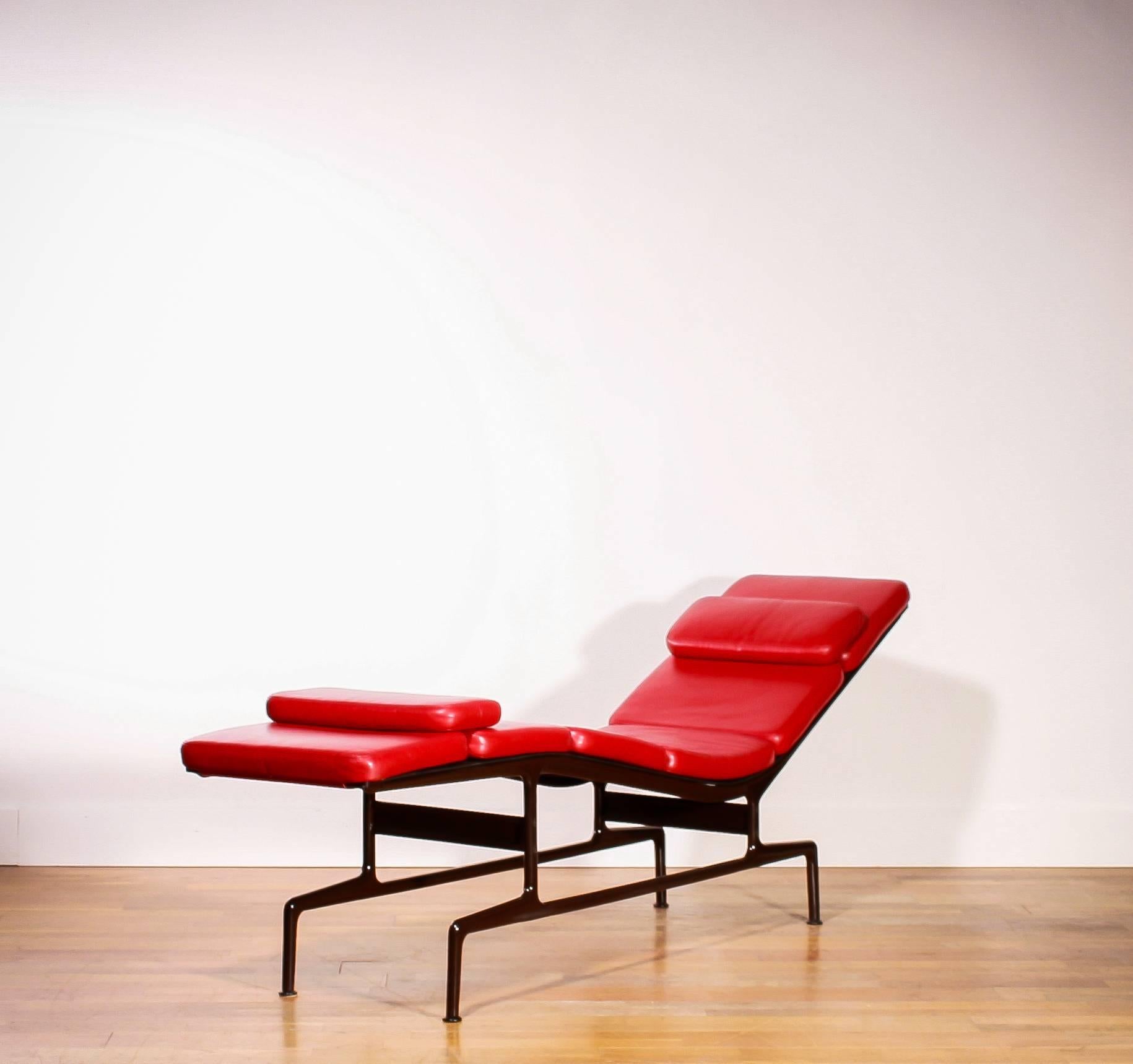 The famous ES106 designed for Billy Wilder.

Designed by Charles & Ray Eames in 1968.

Manufactured by Vitra.

Upholstered with red leather and all the leather parts are in excellent condition.

Includes two loose red leather cushions. Also