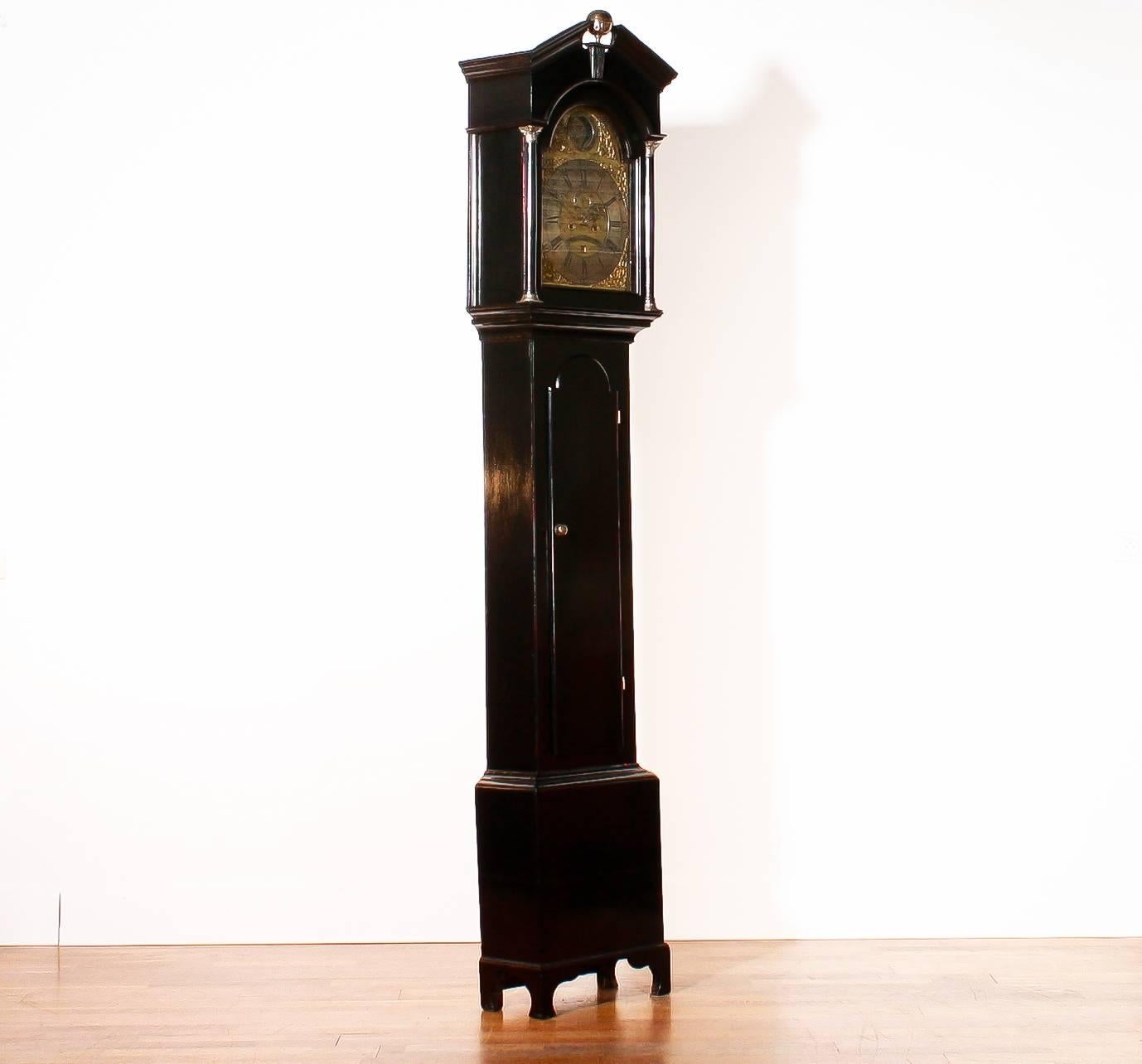 This is a master piece. The clock is running perfectly.

Complete original 18th century standing watch in beautiful condition.

Black polish.

Dail with second pointer. Date and lunar disk.

The slim oak cabinet is in perfect