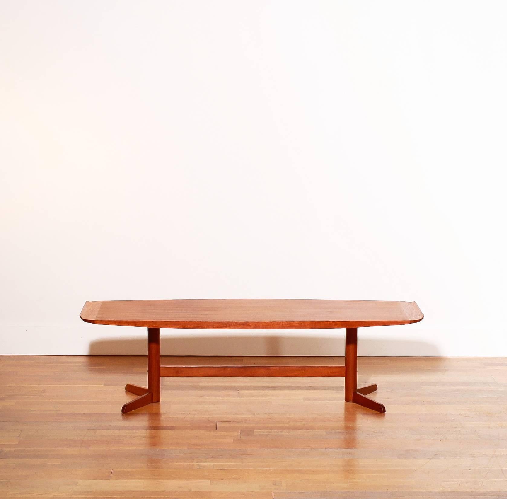 Beautiful coffee-table produced by Mogens Kold Møbelfabrik. 
The teak wooden top is perfect, also the wooden leg. 
This stylish piece of furniture has a typical sheet with the ascending blade. 
The entire sheet runs from narrow to wide and narrow