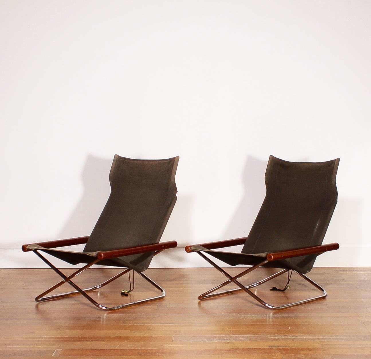 Beautiful minimal NY chairs with mahogany armrests.

Designed by Takeshi Nii.

Manufactured by Suekichi Uchida in Japan.

Period 1960.

The condition is very good; Upholstery has little fading.

Price per set.

The dimensions are: H. 82