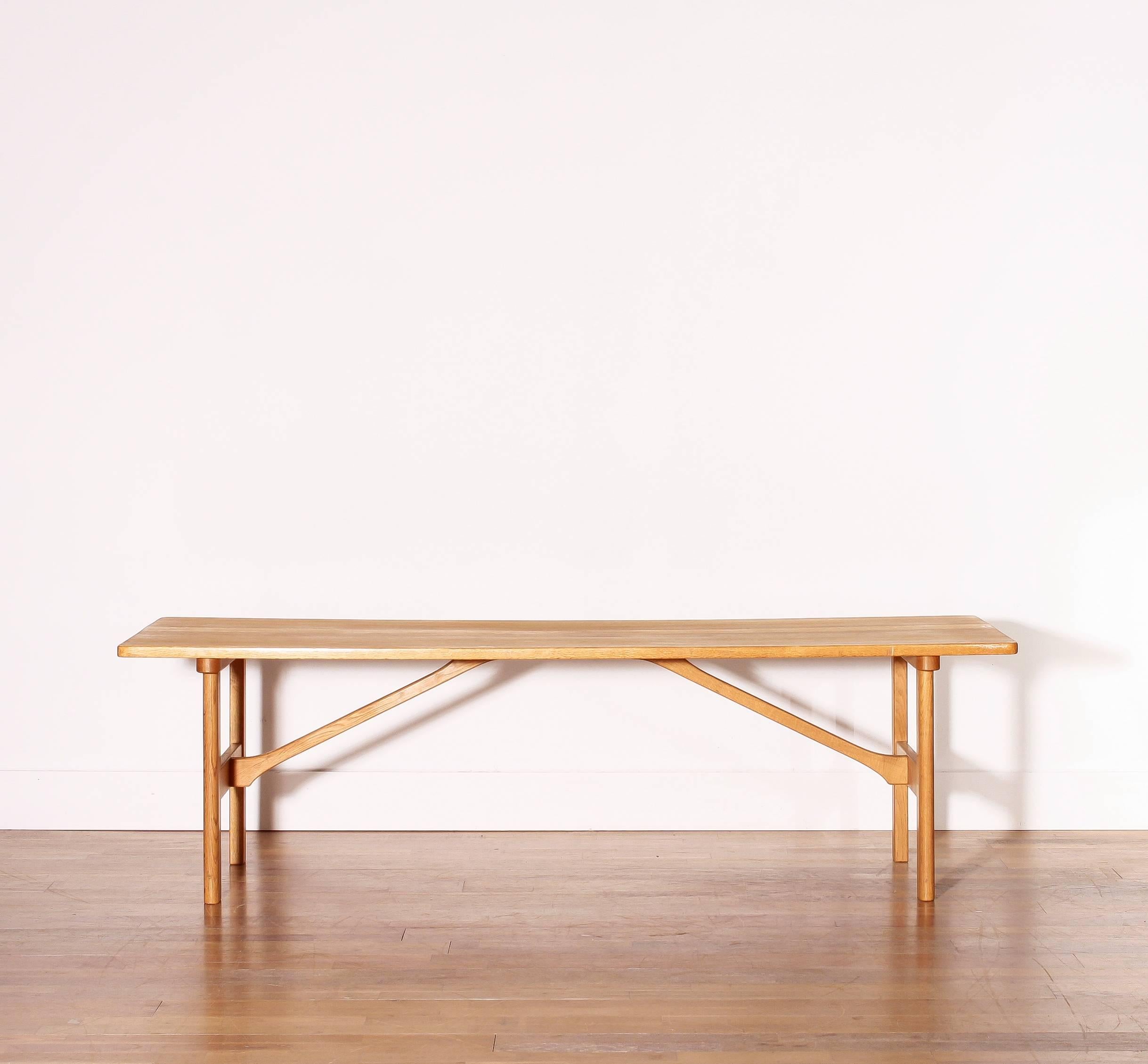 Beautiful large oak coffee table.
This table is designed by Børge Mogensen for Fredericia.
Period 1950-1959.
The dimensions are: H 53 cm, W 180 cm, D 69 cm.