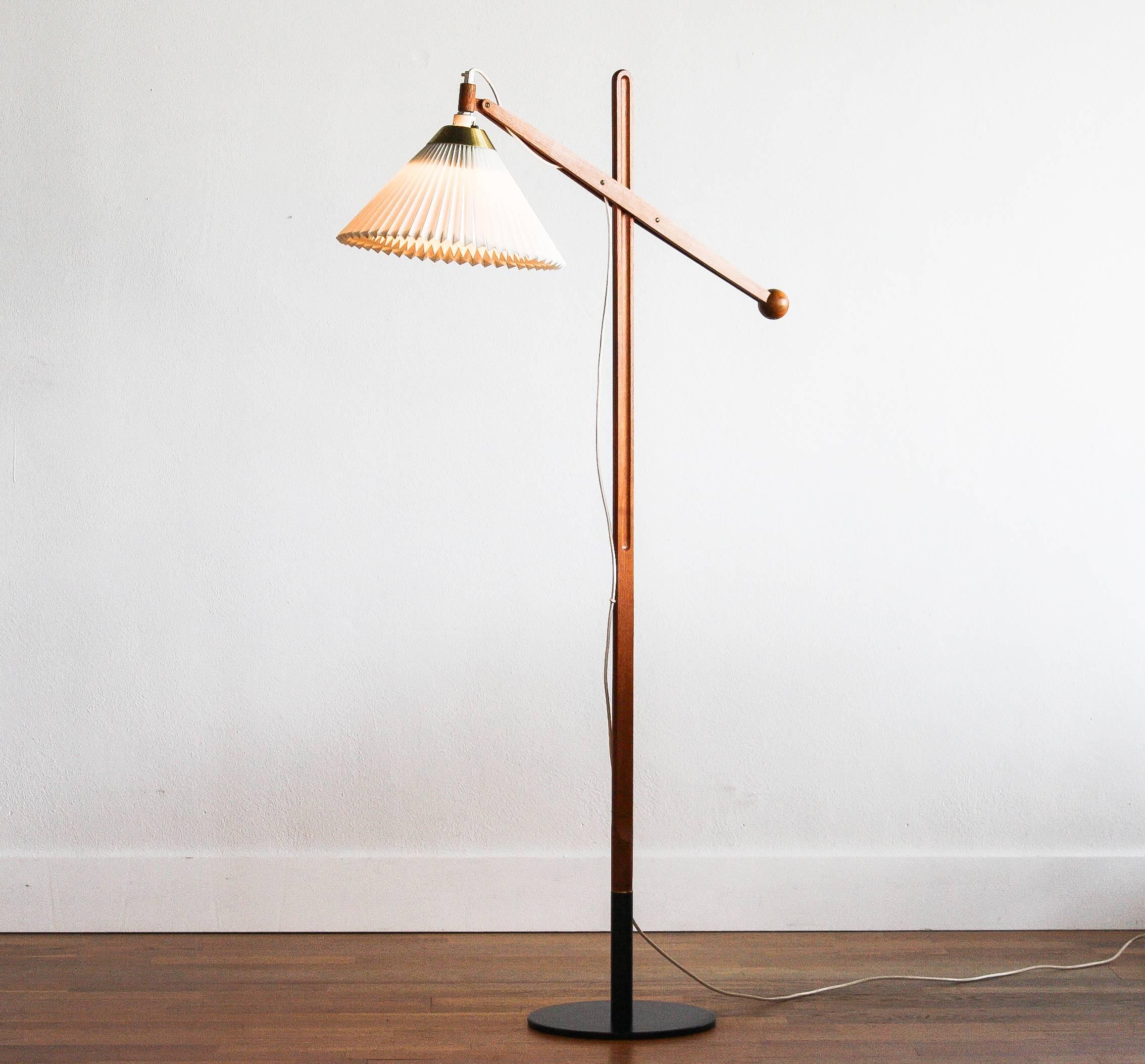 Extremely rare floorlamp in good condition.

Period; 1950-1959.

Model number 325.

Designed by Vilhelm Wohlert.

Produced by Le Klint (Denmark).

Measures: Height 150 cm.

