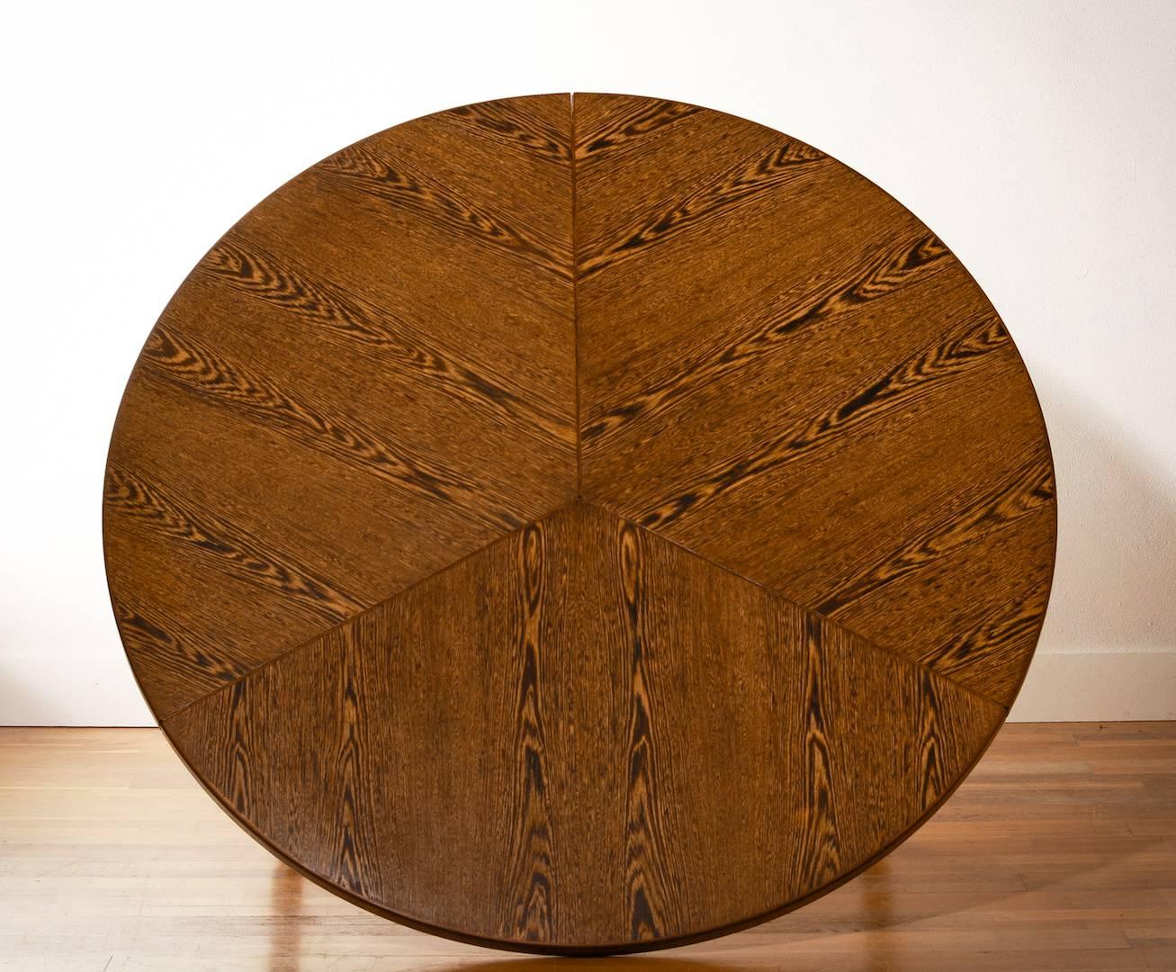 Beautiful dining table.

Designed by Karl-Erik Ekselius.

Made by Joc design Vetlanda.

The tabletop is made of wenge wood with a teak border.

The veneer is in mirror image placed.

On the original aluminium stand.

Dimensions are ø of