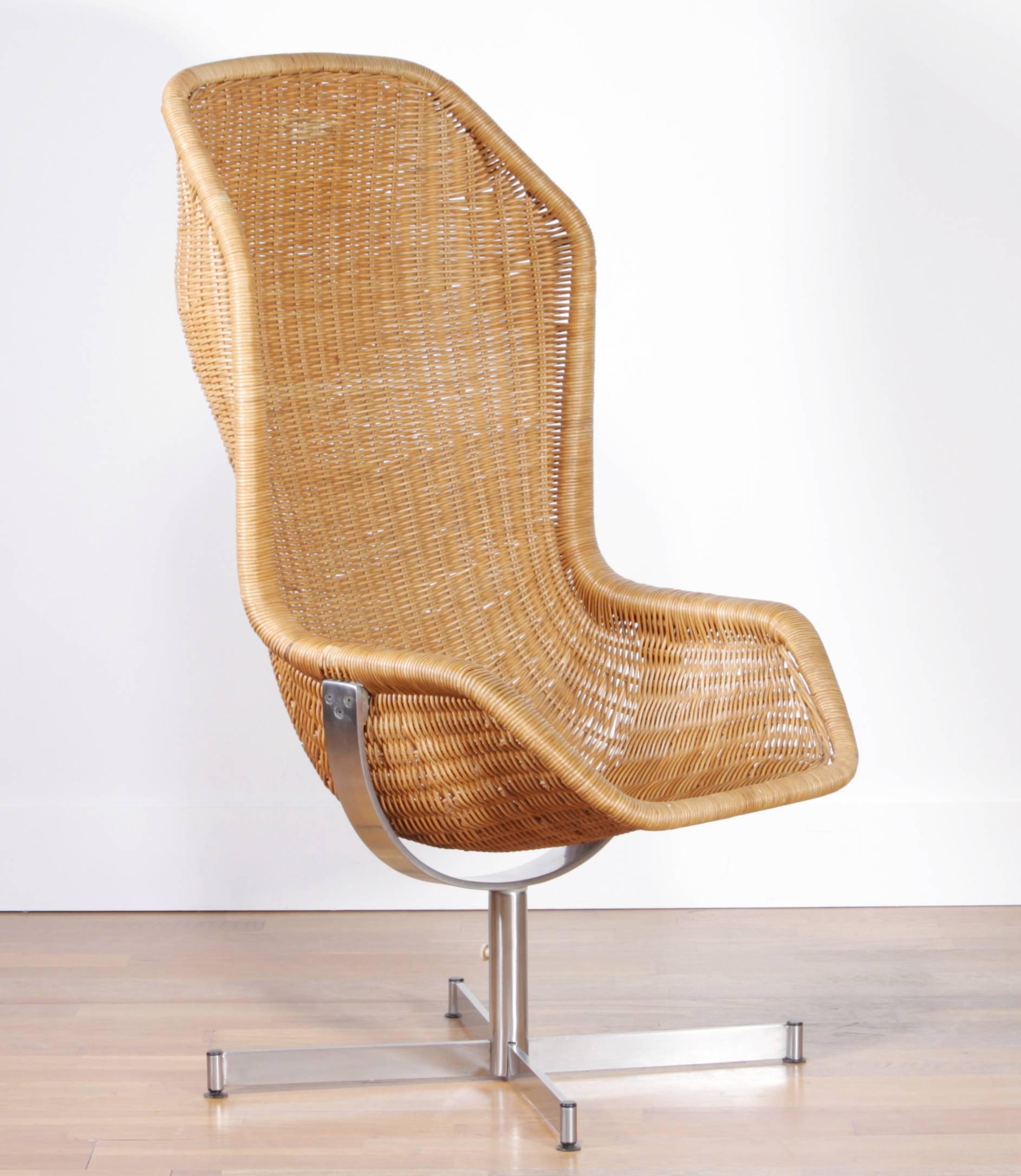 This extremely rare chair by Dirk van Sliedrecht is in beautiful condition.

This is the 736.

The stainless and rattan parts are in perfect condition.

Designed by Dirk van Sliedrecht.

Manufactured by Rohé.

Period 1950-1959.