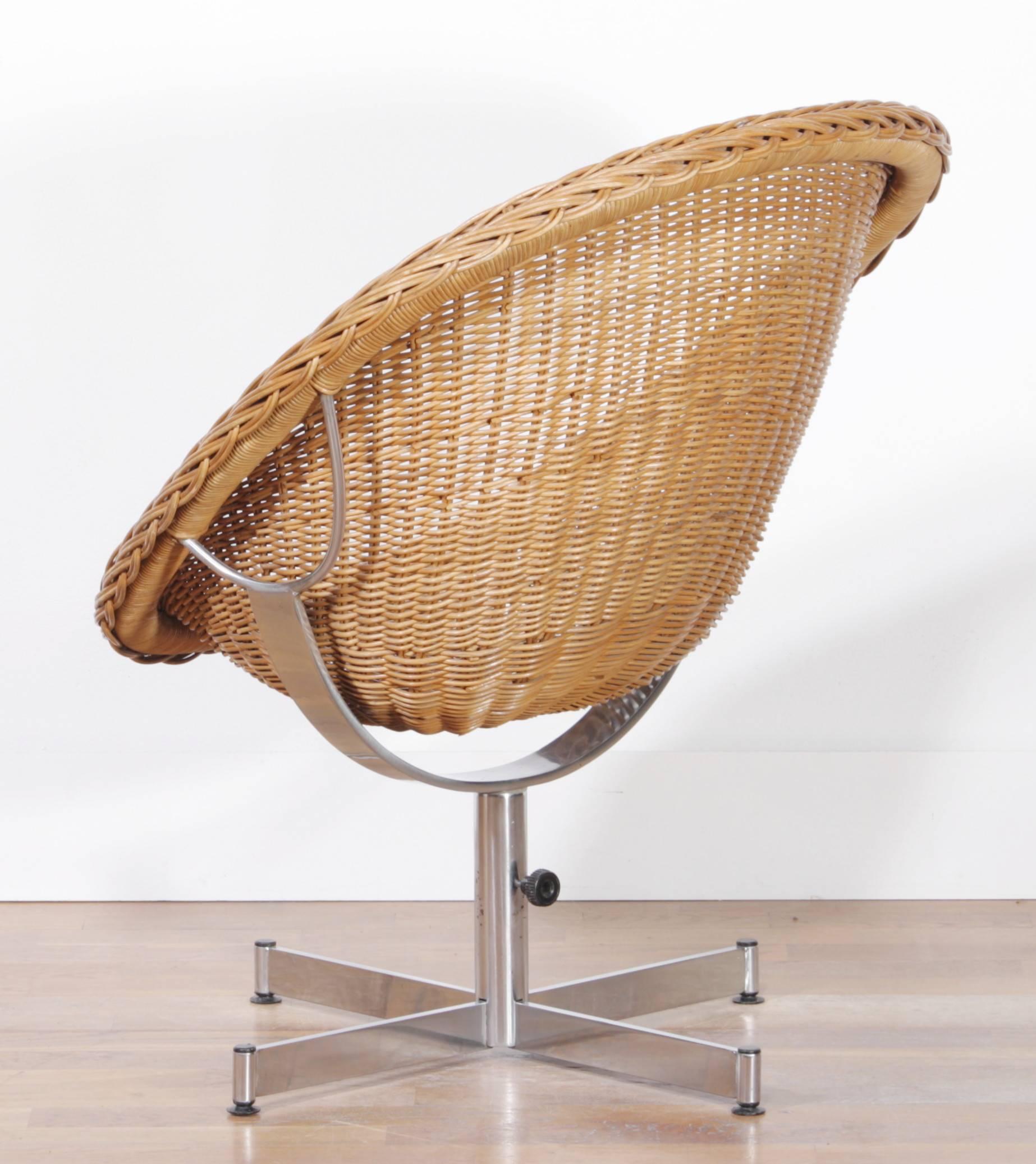 Beautiful and excellent chair in absolute perfect condition.

This is a very rare piece.

The chair is designed by Dirk Van Sliedrecht.

All the stainless and also the rattan are perfect.

Made by Rohé.

Period 1950–1959.