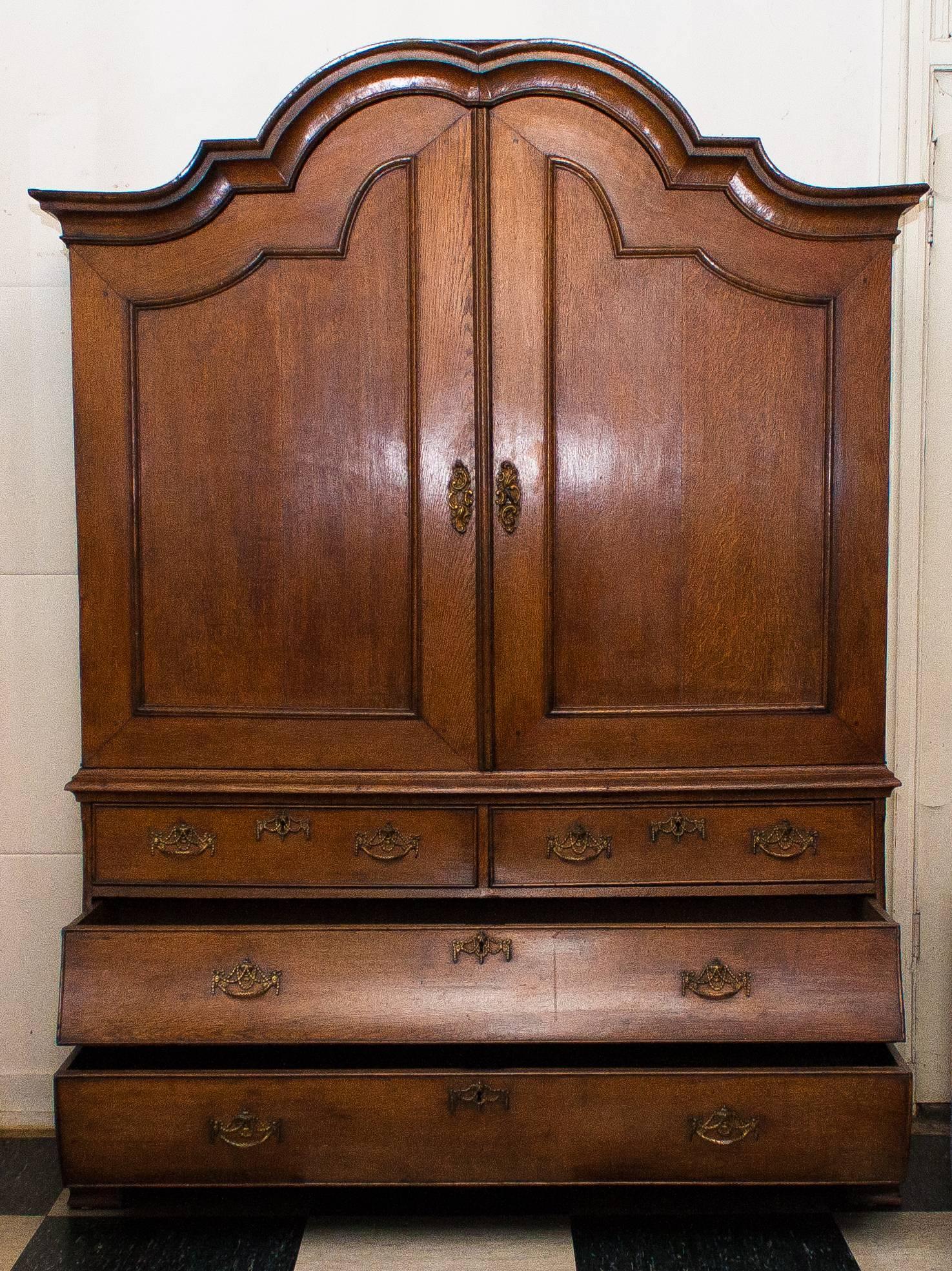 Antique oak cabinet.
Made circa 1820.
Coming from the province of Gelderland (the Netherlands).

Measures: Height 221 cm,
width 155 cm,
depth 54 cm.