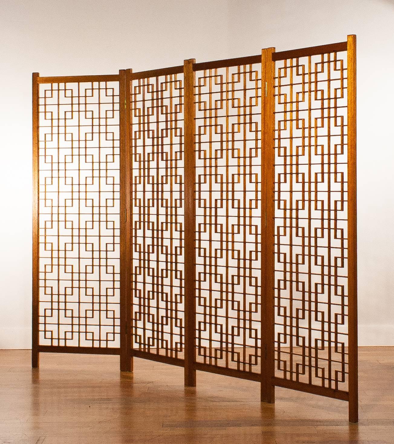 In excellent condition. Room divider / screen made of teak.

This master piece is made through masterful craftsmanship.

Period: 1950 / 1959.

The dimensions are:
180 cm. height
244 cm. wide (open)
3 cm. depth per screen.