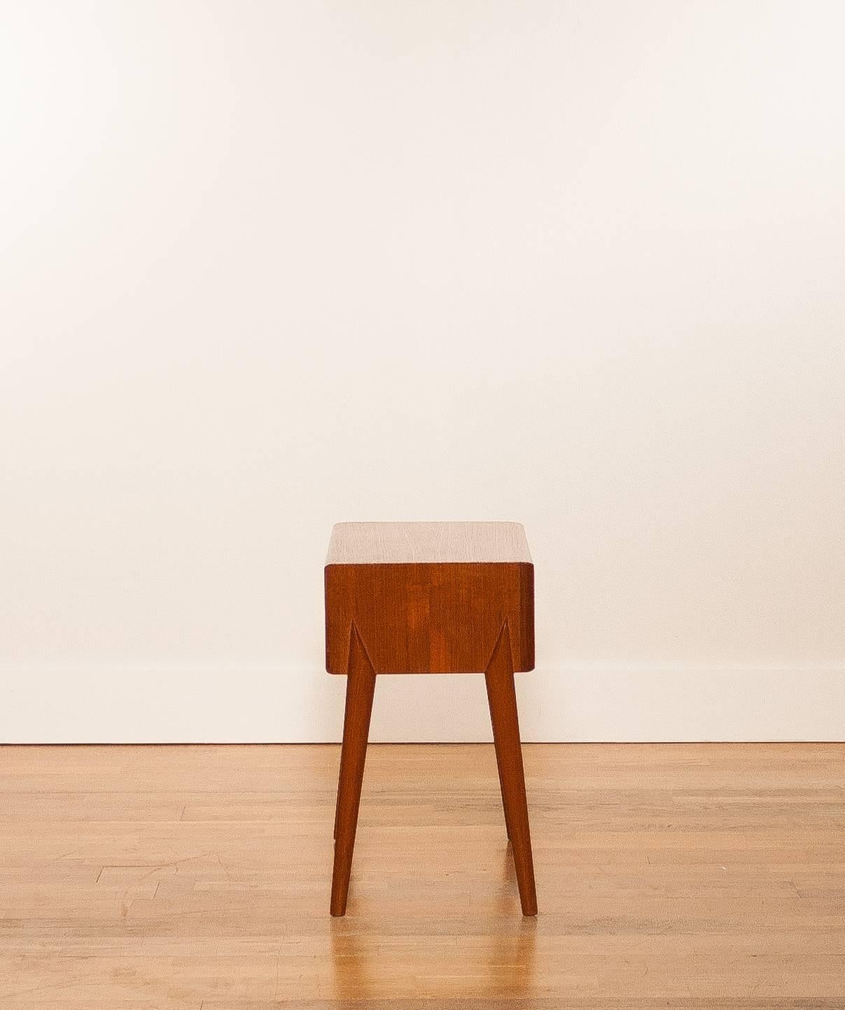 Beautiful side table made of teak in excellent condition

Designed by Arne Vodder.

Manufactured by G.T. Möbler in Sweden.

Period: 1950-1959.

The dimensions are:
60 cm. wide,
50 cm. height,
30 cm. depth.