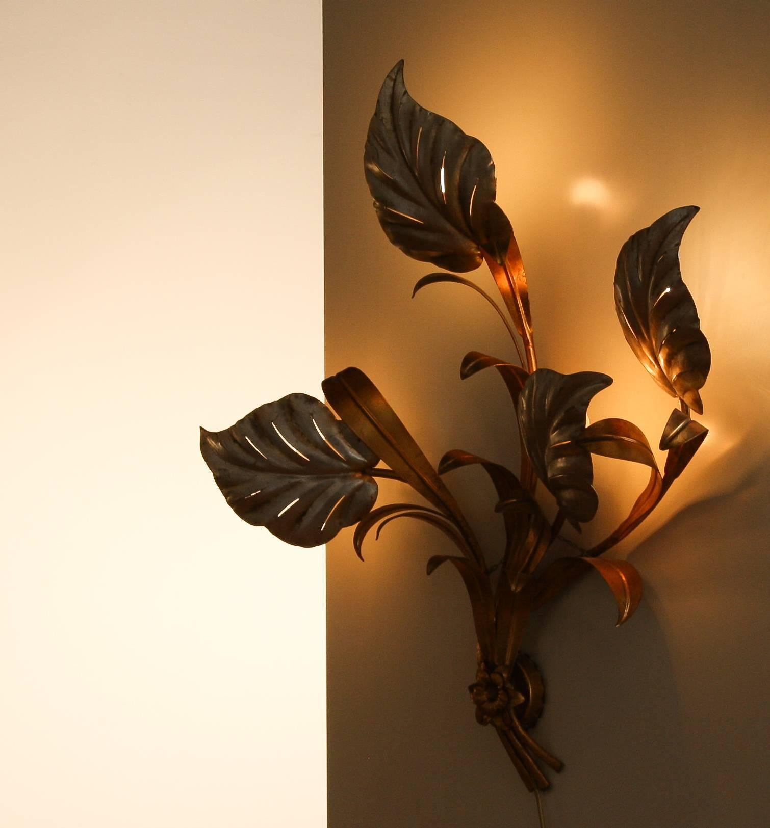 1960s, Beautiful Large Leaf Wall Light In Gold With Silver Leafs. In Excellent Condition In Silvolde, Gelderland