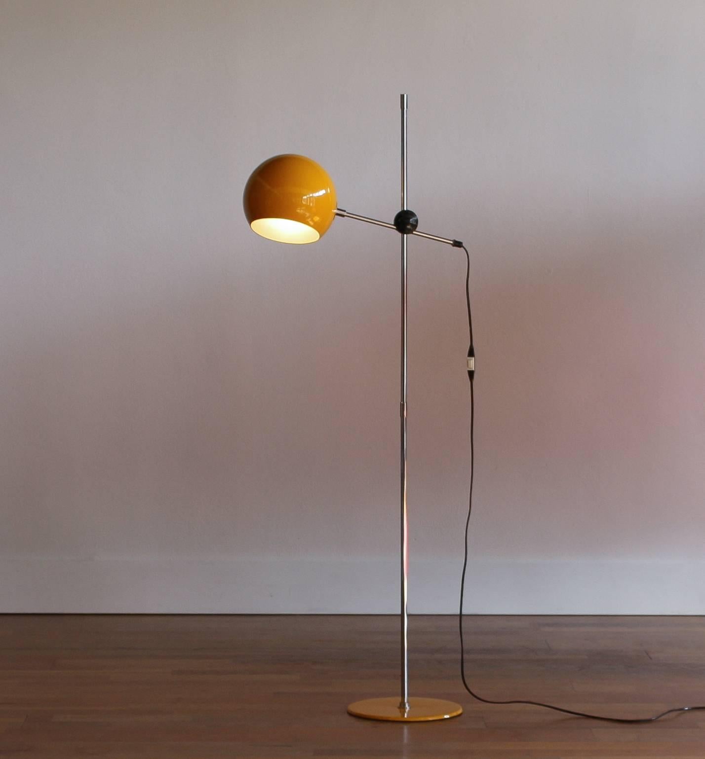 Typical 1970s floor lamp created by Hemi Klot Sweden.
This lamp has a yellow boll that adjustable and rotatable.
The stand is placed on a yellow floor plate.
Nice combination yellow with chrome.
In good vintage condition.
Measures: Height 129