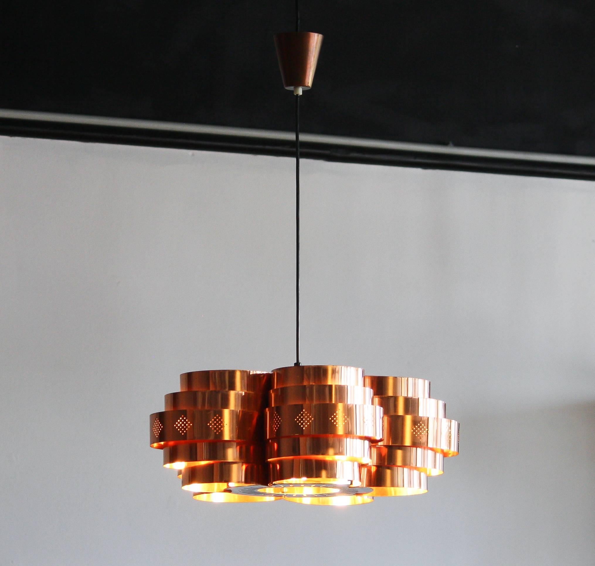 Beautiful copper pendant designed by Verner Schou and manufactured by Coronell Elektro, Denmark.
The lamp has a fabulous four leaf clover shape with five variable tiers with give a warm diffused lighting.
Period 1960s
Dimensions: H. 19 cm, ø 50