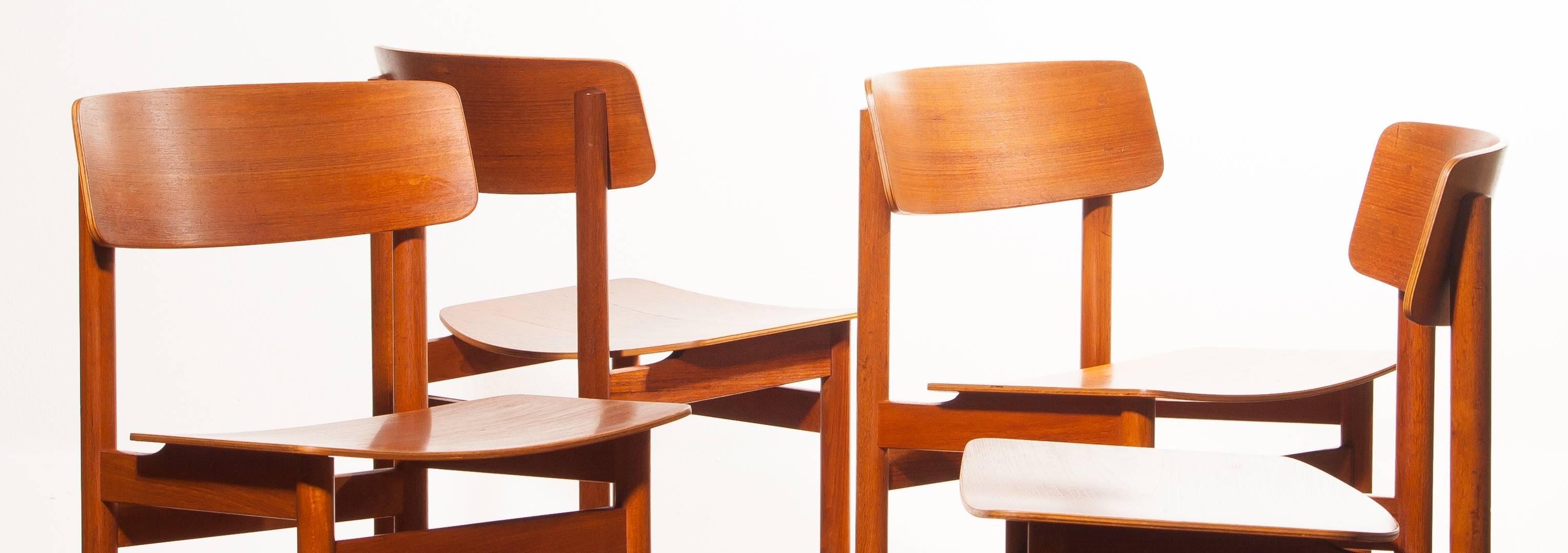 A nice set of bent teak plywood dining chairs attributed to Børge Mogensen for Fredericia.
The frames of these chairs are all solid teak and both the backrest and seat are laminated teak plywood that is bent into shape.
The chairs are in a