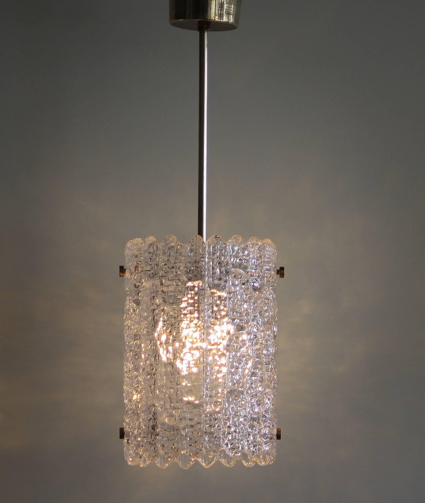 Beautiful pendant designed by Carl Fagerlund for Orrefors Sweden.
This lamp is made of brass with crystal glass and is in a very nice condition.
The textured glass reflects a wonderful light.
Period 1960s
Dimensions : H. 25 cm , ø.18 cm.