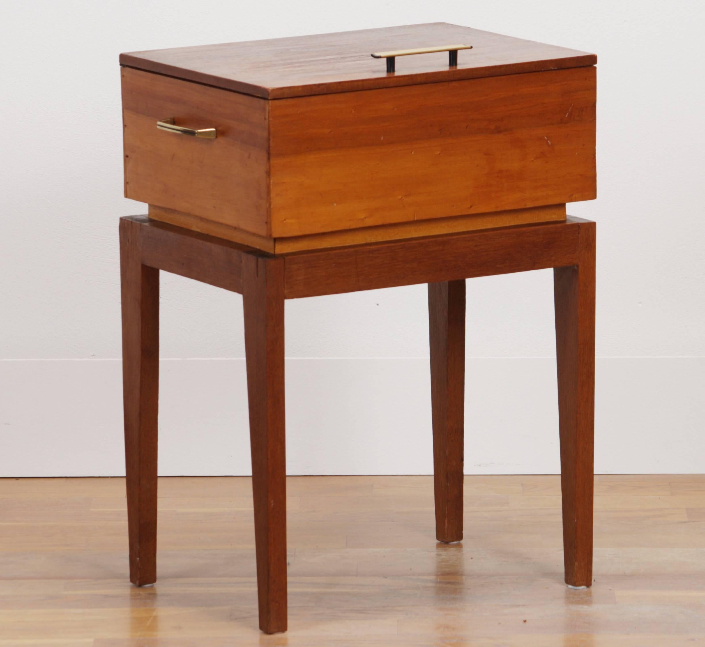 Beautiful sewing, side table.
This side table with storage is made from teak and pine and is in excellent vintage condition.
Period 1950s
Dimensions: H 56 cm, W 40 cm, D 32 cm.
