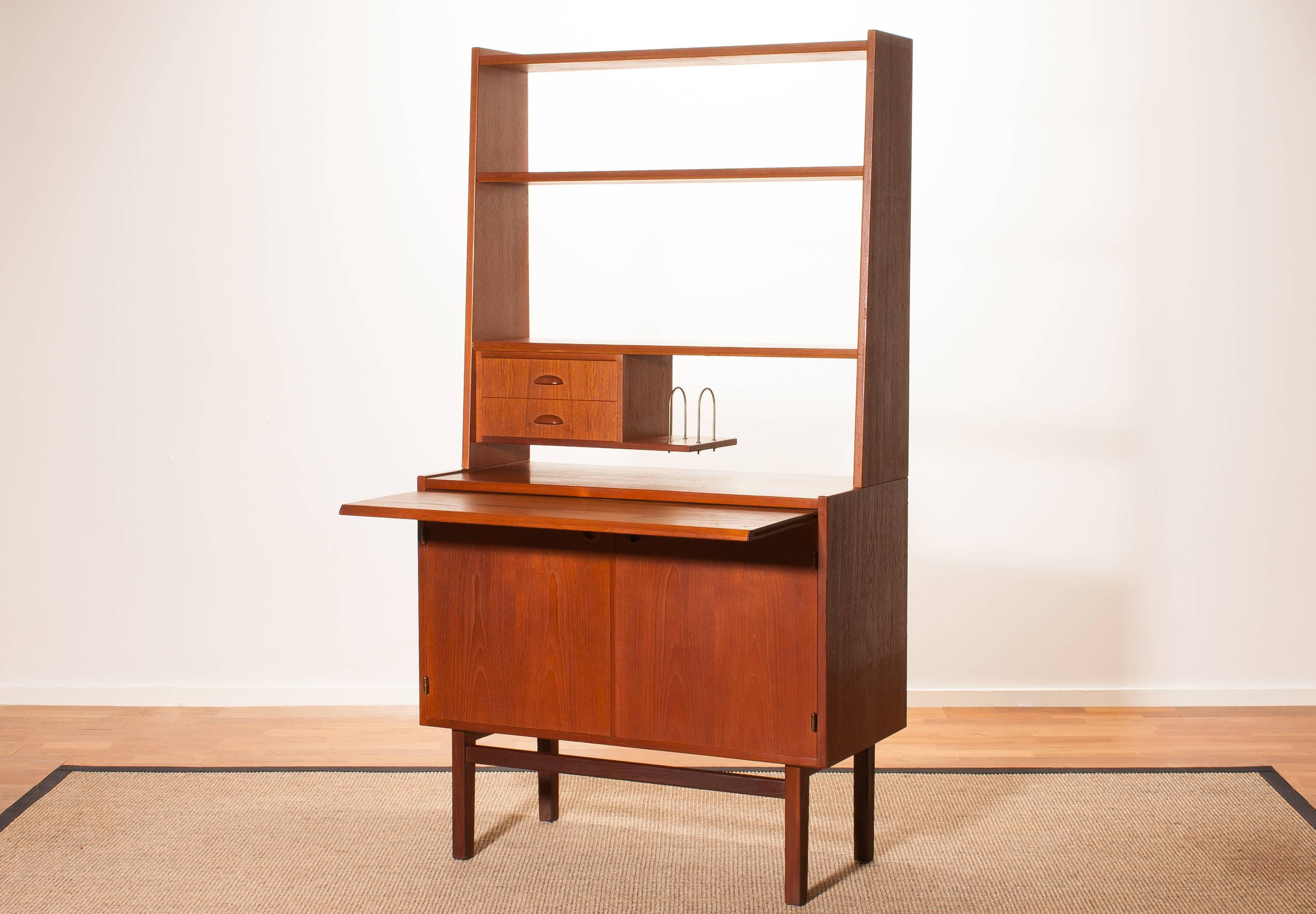 Beautiful secretaire made by Hovmantorp Sweden.
This cabinet is made of teak and is in a very nice condition.
It has a extensible writing space.
Period 1950s
Dimensions: H 157 cm , W 85 cm , D 41 cm (D 68 cm with the writing tablet