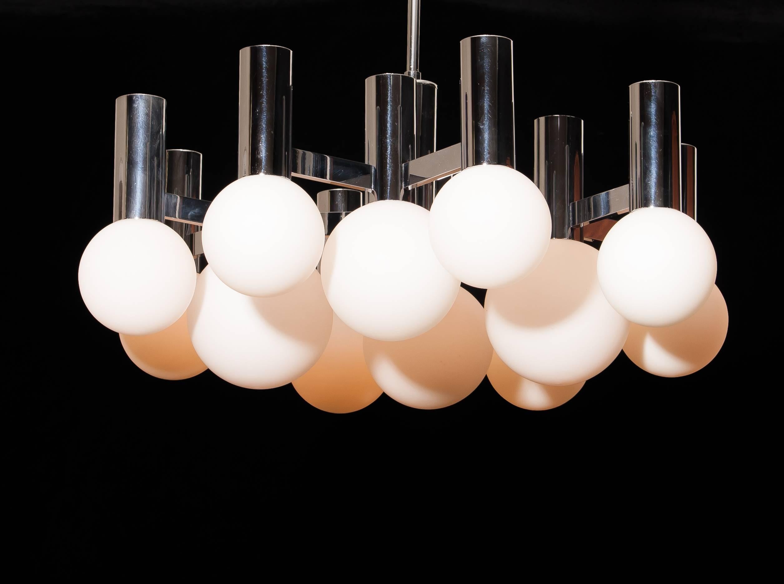 Very beautiful chandelier by Sciolari for Boulanger.
This pendant has 12 white glass bolls.
It is in a wonderful and working condition.
Period 1970s
Dimensions: H.60 cm, ø.70 cm.