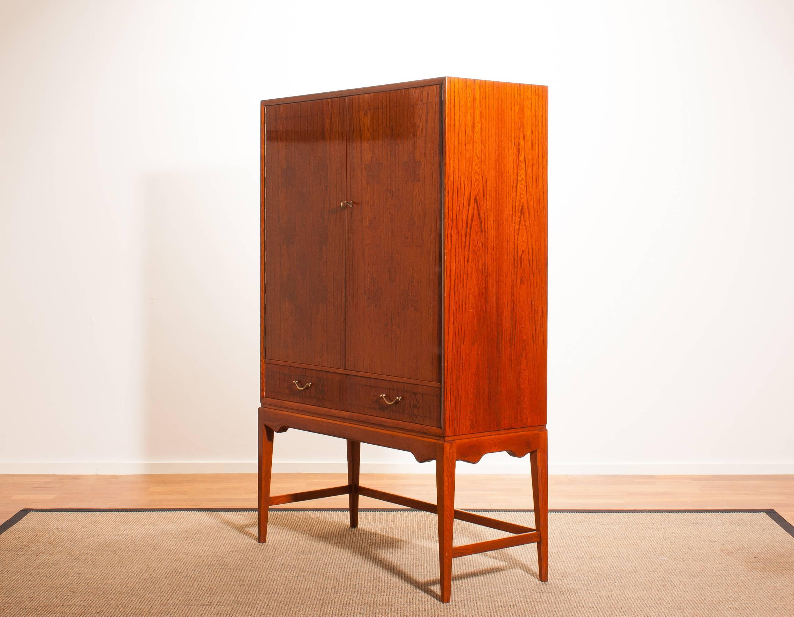 Wonderful bar or cocktail cabinet by Ferdinand Lundquist.
It is made of chestnut with beautiful leafs inlaid veneer.
This cabinet is in a beautiful condition.
Period 1940s
Dimensions: H 147 cm, W 94 cm, D 40 cm.
