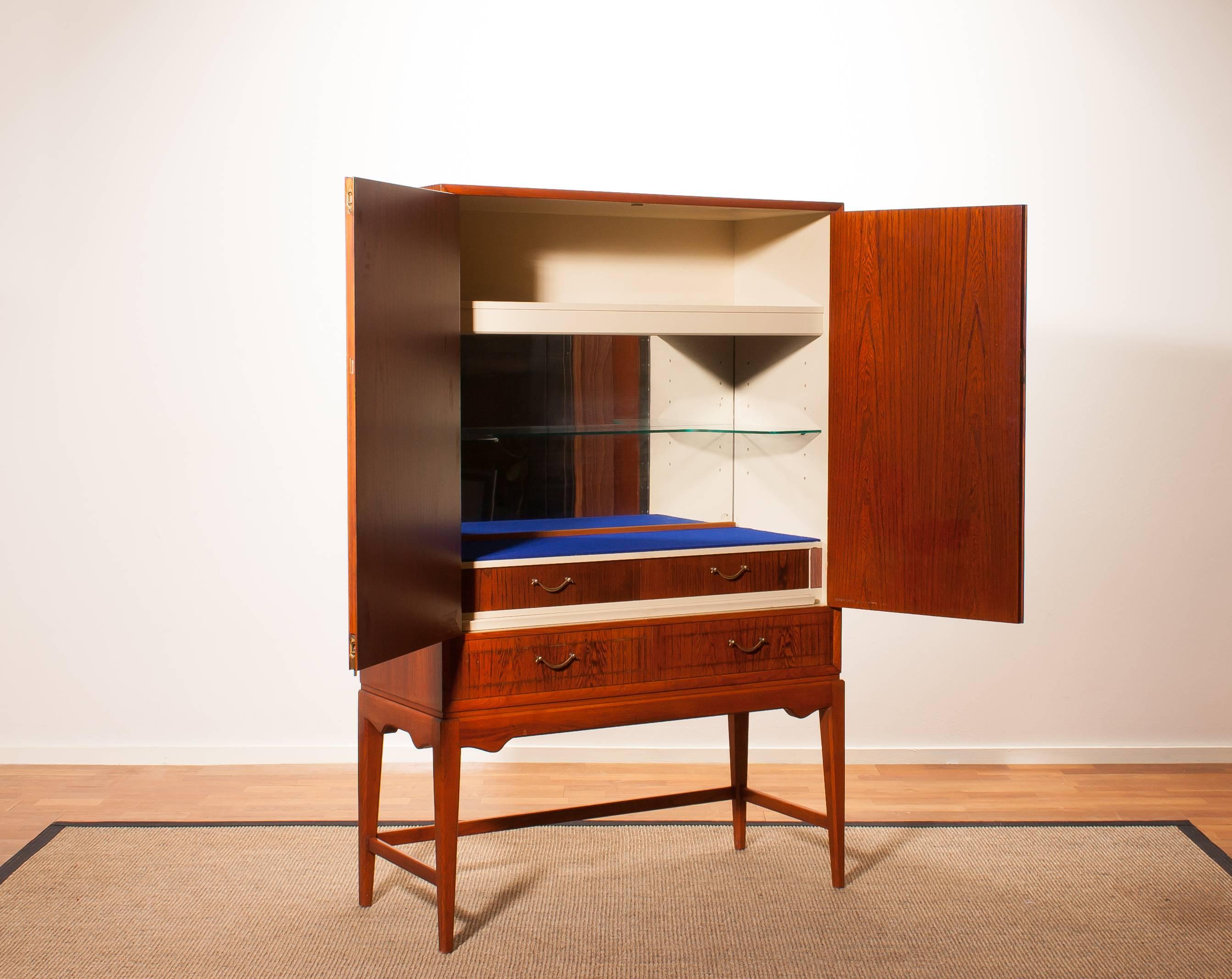 1940s, Chestnut Bar or Cocktail Cabinet by Ferdinand Lundquist In Excellent Condition In Silvolde, Gelderland